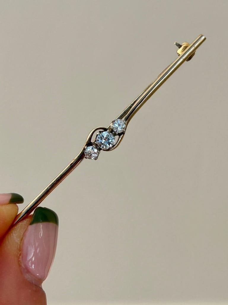 Antique Diamond 3 Stone Yellow Gold Brooch: Antique Diamond 3 Stone Yellow Gold Brooch wonderful chunky 3stone diamond brooch Length 62mm width 6mm weight 4.67g materials: yellow gold and diamond 