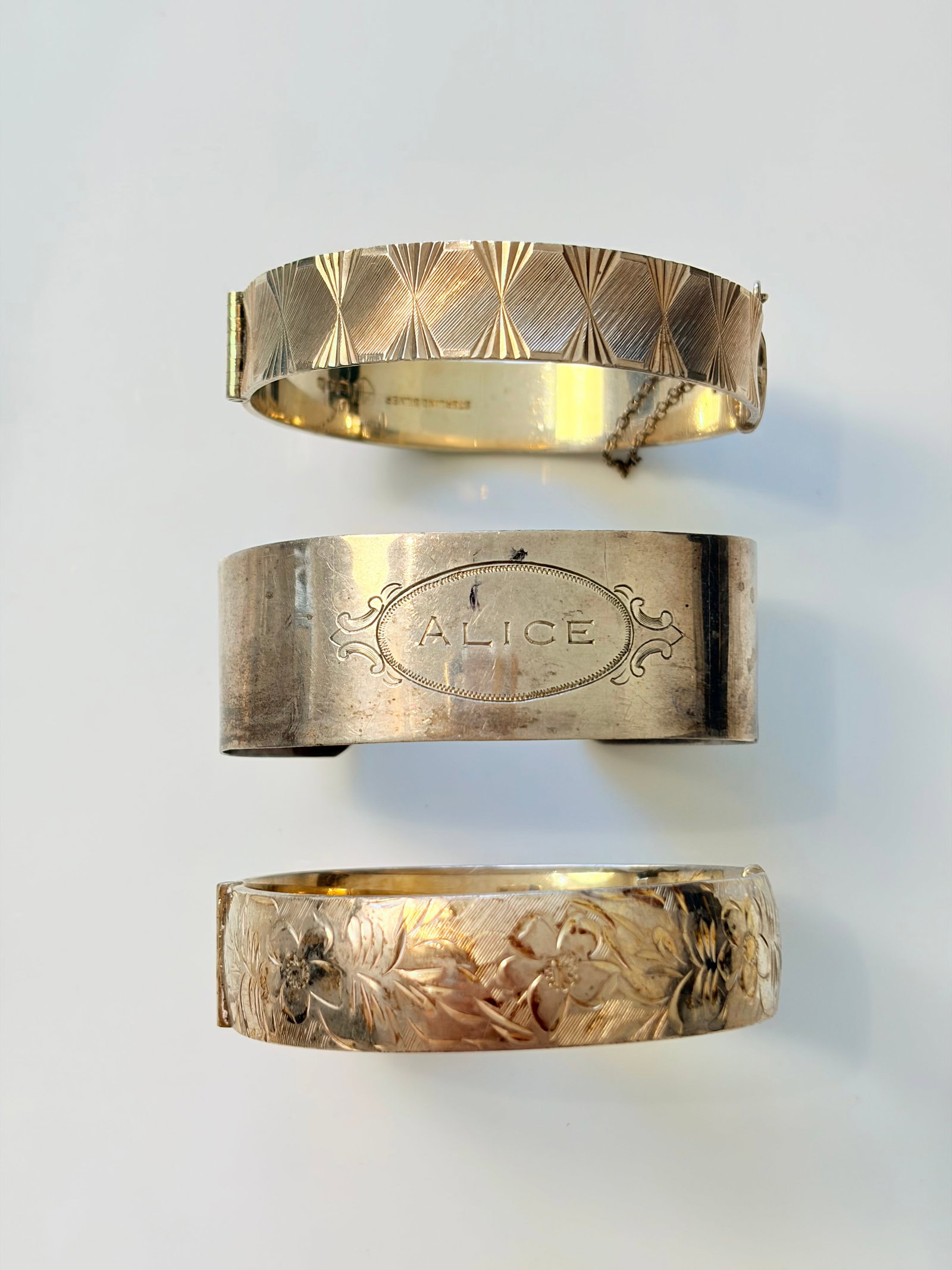 MIXED LOT- 3X SILVER BANGLES: MIXED LOT- 3X SILVER BANGLES