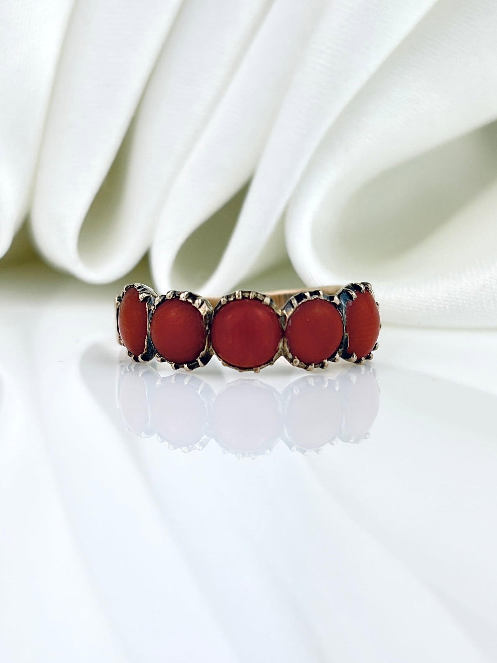 ANTIQUE CORAL 5 STONE RING IN GOLD AF: ANTIQUE CORAL 5 STONE RING IN GOLD AF Shank is split as shown in photos.