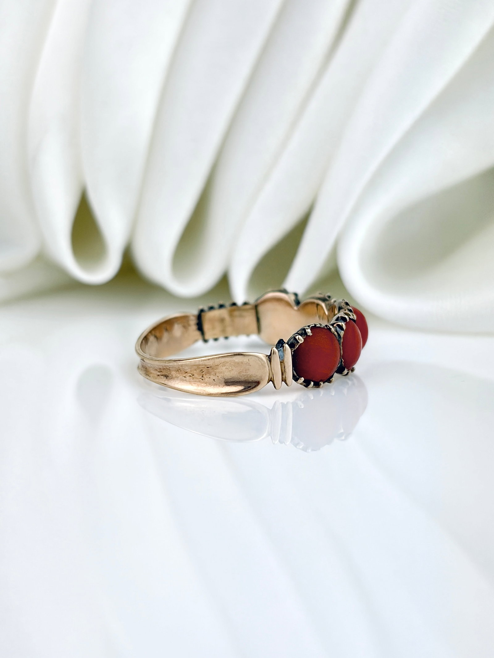 ANTIQUE CORAL 5 STONE RING IN GOLD AF - 2