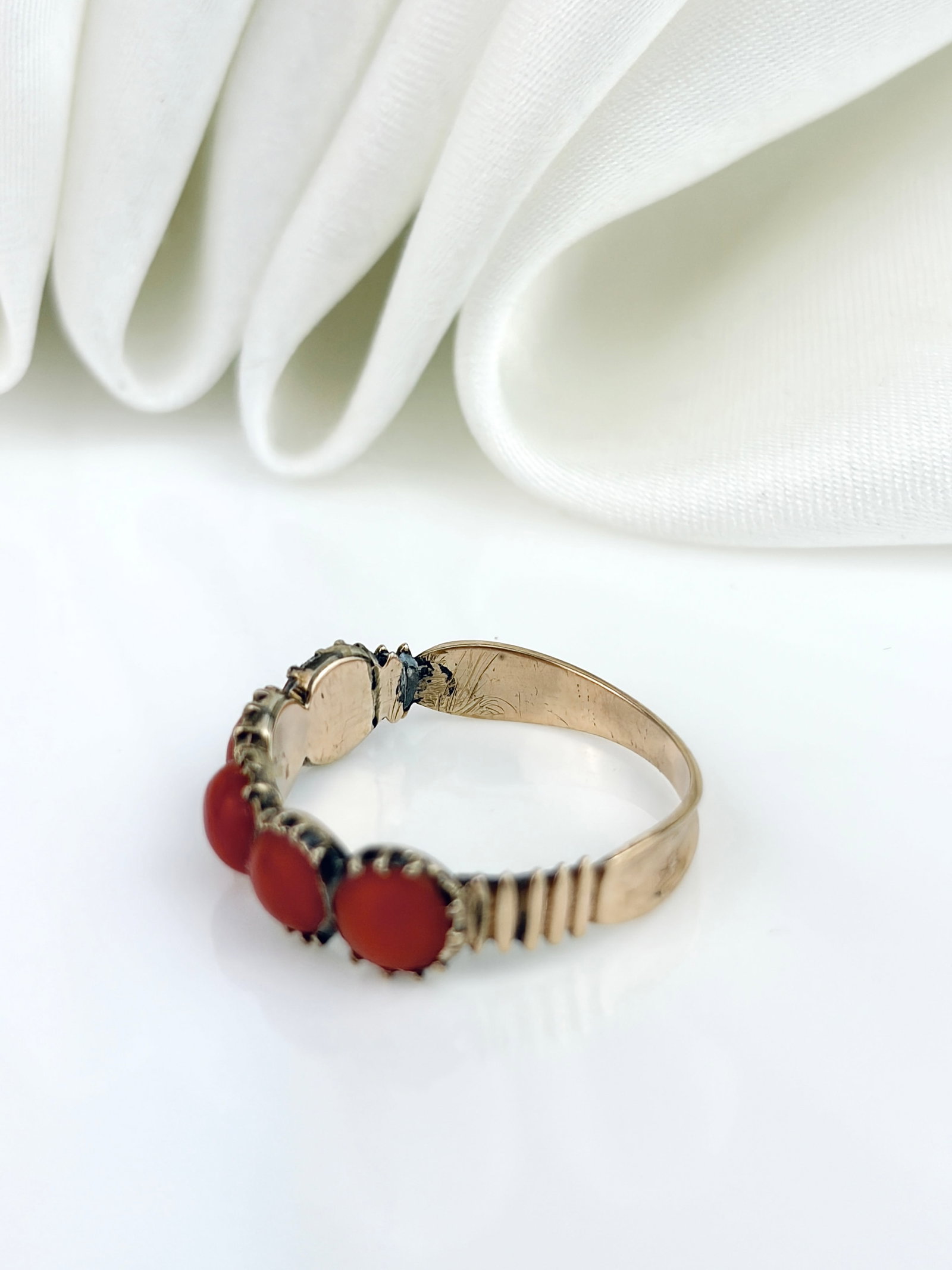 ANTIQUE CORAL 5 STONE RING IN GOLD AF - 4