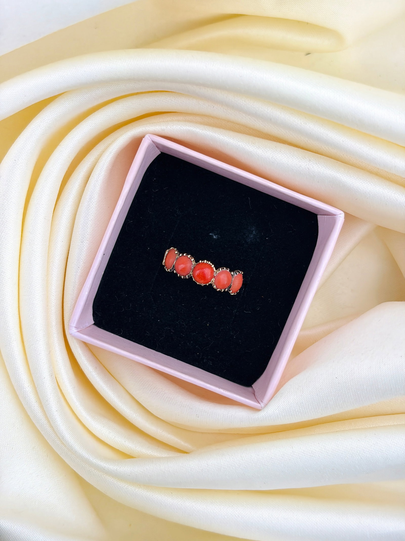 ANTIQUE CORAL 5 STONE RING IN GOLD AF - 9