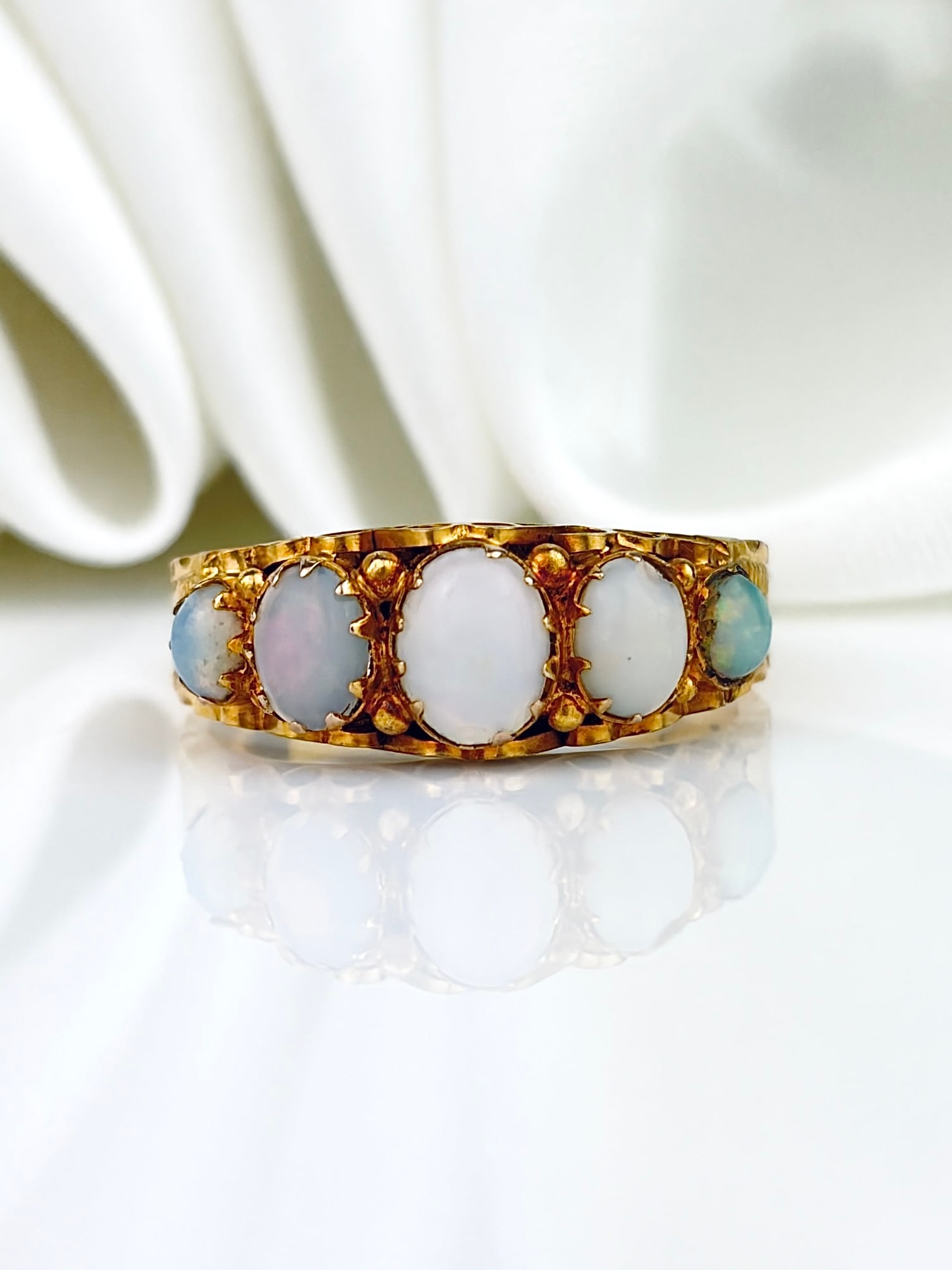 ANTIQUE 9CT YELLOW GOLD OPAL 5 STONE RING WITH DETAILED SHOULDERS (1 of 9)