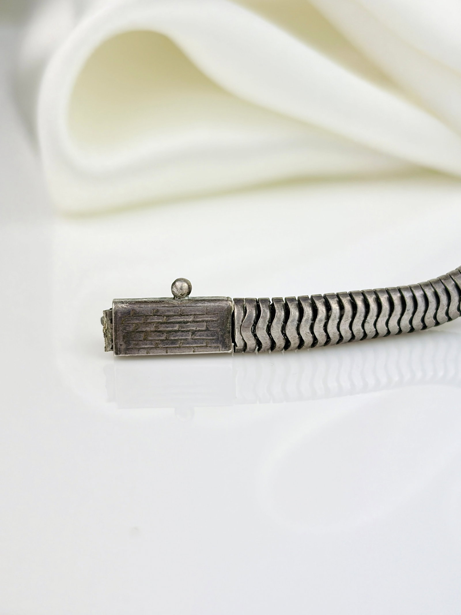 WONDERFUL ANTIQUE SILVER MARCASITE SNAKE GAS PIPE BRACELET WITH GREEN PASTE EYES - 6