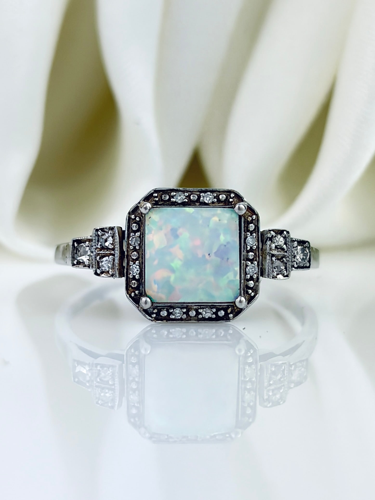 VINTAGE 18CT WHITE GOLD OPAL AND DIAMOND RING: VINTAGE 18CT WHITE GOLD OPAL AND DIAMOND RING Beautiful colourful opal!
