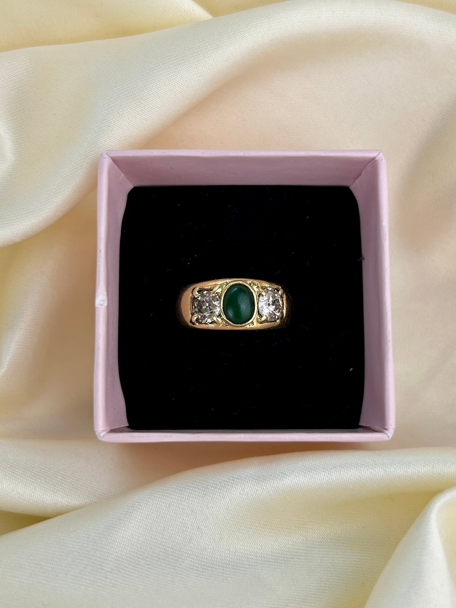 Chunky Vintage Jade and 2x .85pt Diamond 3 Stone in 18ct Gold - 8