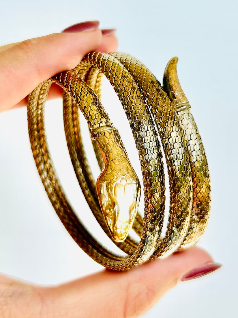 Coiled Snake Bangle Bracelet: Coiled Snake Bangle Bracelet Weight: 49.31g Inner Circumference: 18cm Width: 20mm Not Gold Condition: The overall condition is very good Office use: DCZ