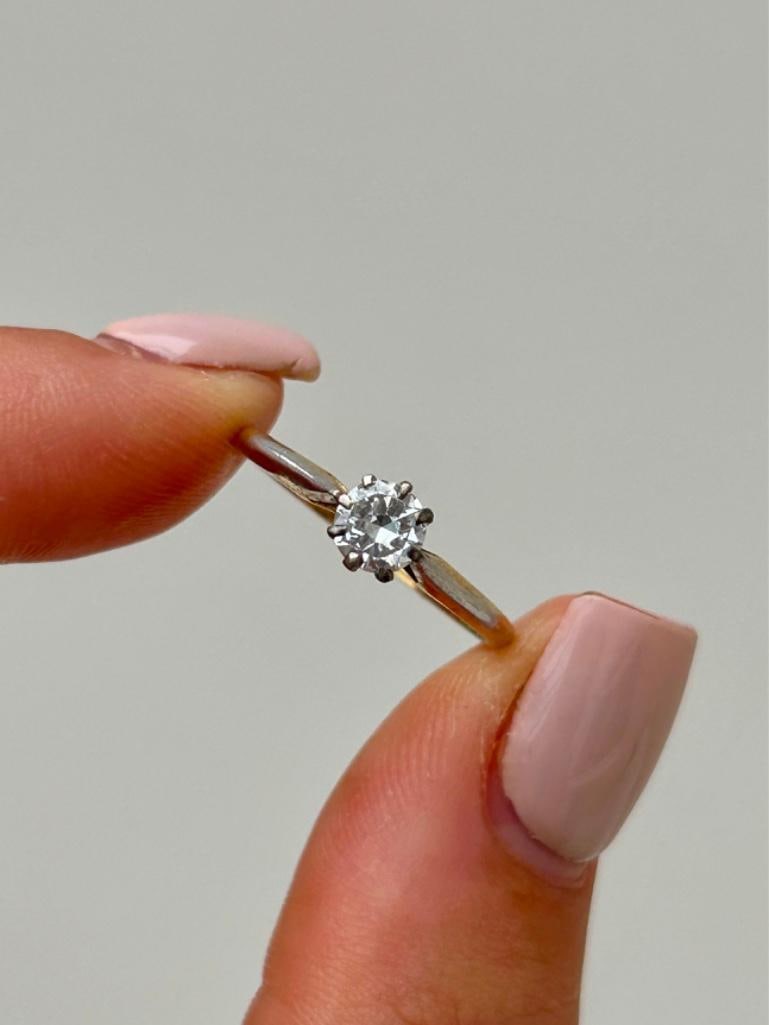 Antique .50pts Diamond Solitaire Engagement Style Ring in 18ct Gold: Antique .50pts Diamond Solitaire Engagement Style Ring in 18ct Gold the perfect engagement style ring measurements size UK O US 71/2 head of ring 5mm x 5mm weight 1.89g st