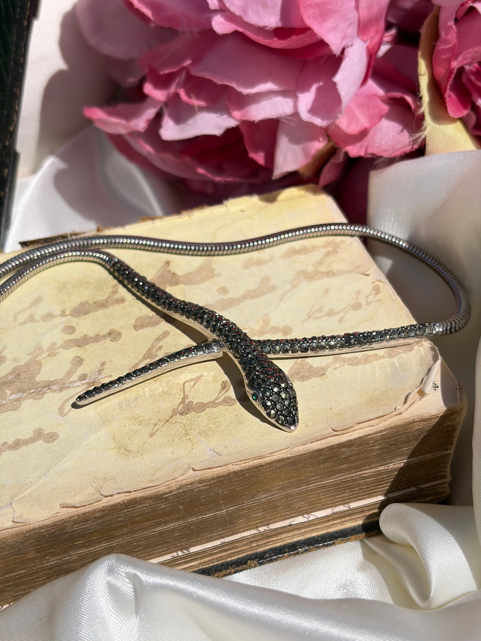 WONDERFUL SILVER MARCASITE SNAKE GAS PIPE NECKLACE WITH GREEN PASTE EYES - 10