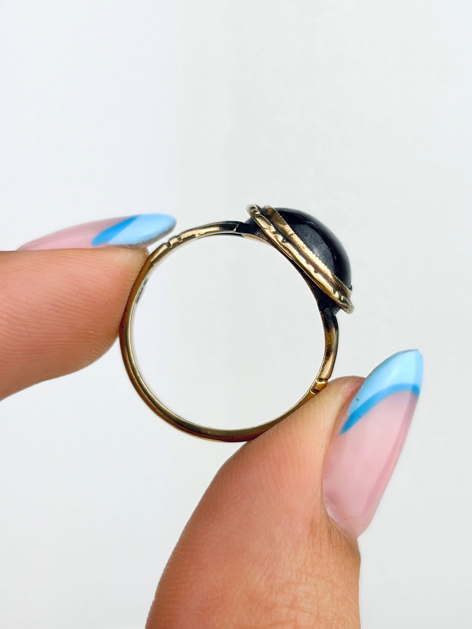 ANTIQUE 9CT YELLOW GOLD CABOCHON GARNET RING - 6