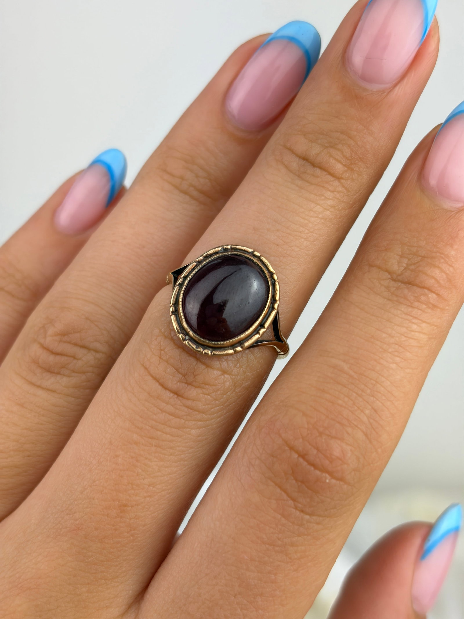 ANTIQUE 9CT YELLOW GOLD CABOCHON GARNET RING - 8