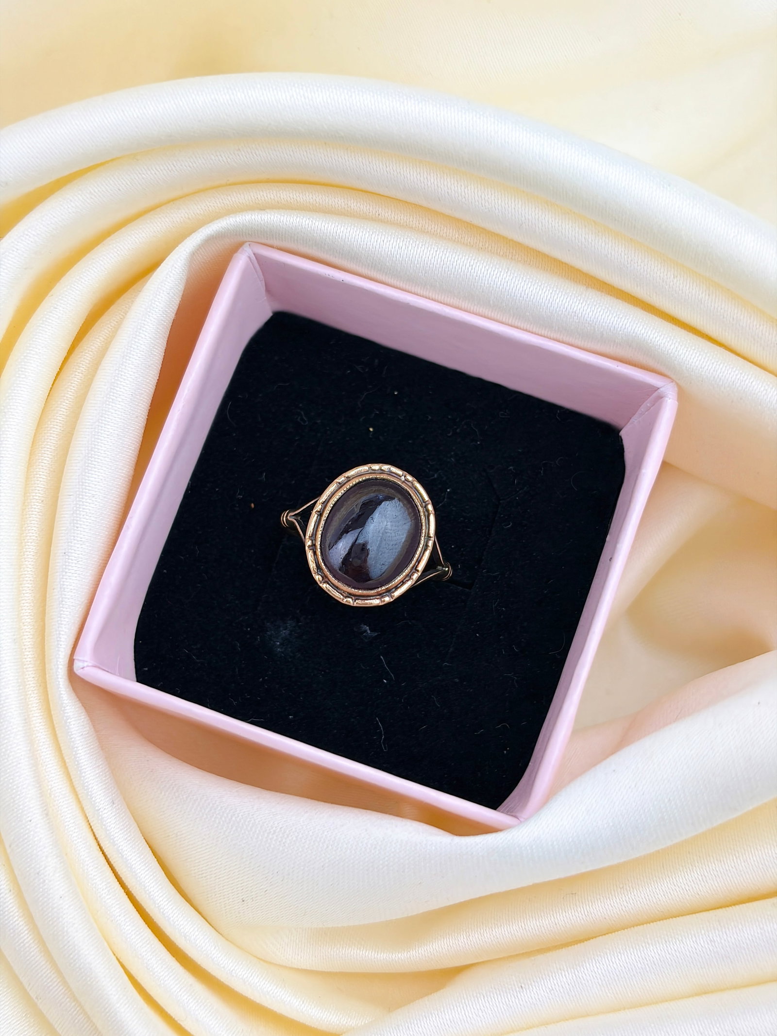 ANTIQUE 9CT YELLOW GOLD CABOCHON GARNET RING - 9