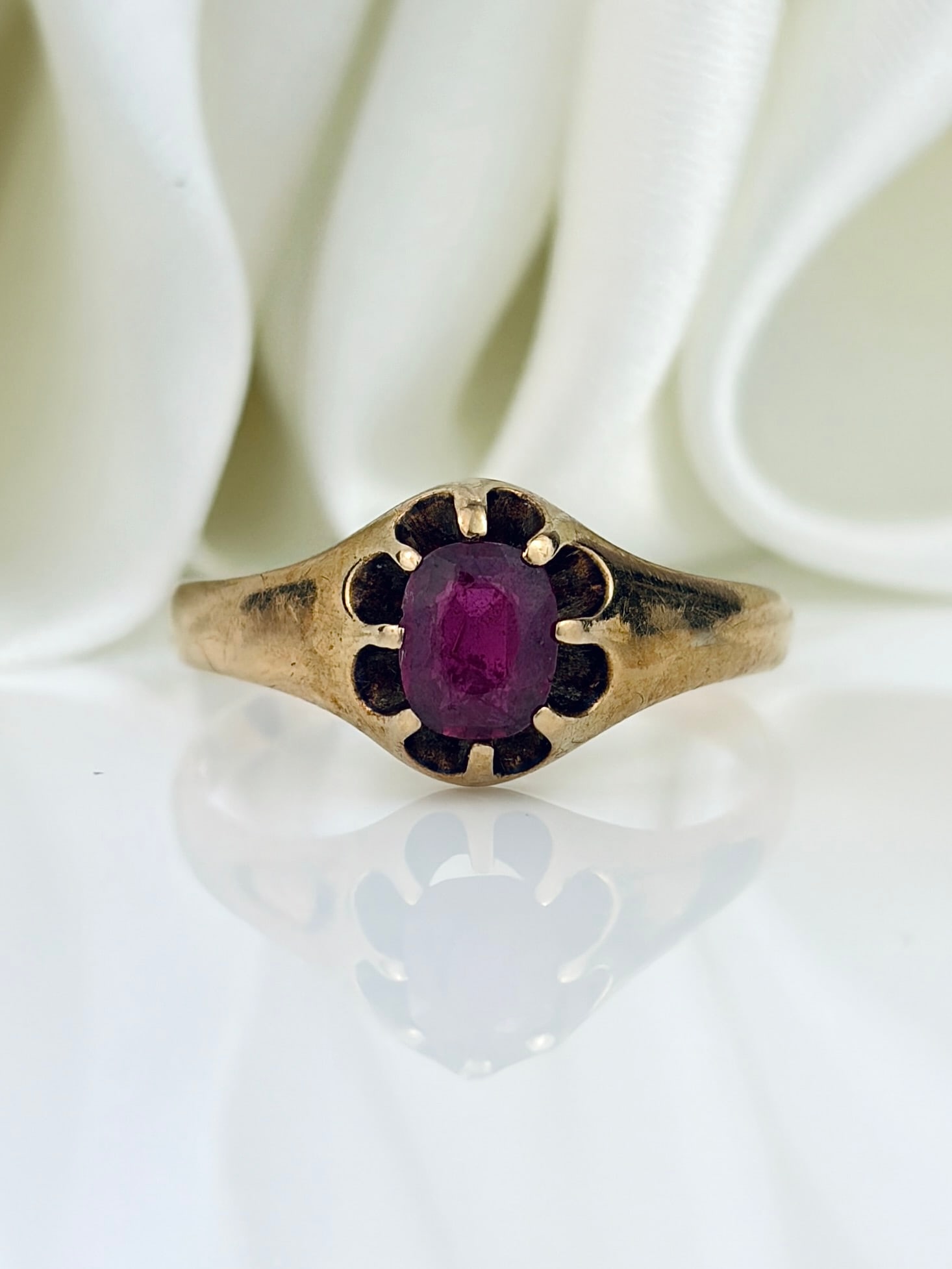 ANTIQUE 14CT YELLOW GOLD RUBY BELCHER SET RING: ANTIQUE 14CT YELLOW GOLD RUBY BELCHER SET RING