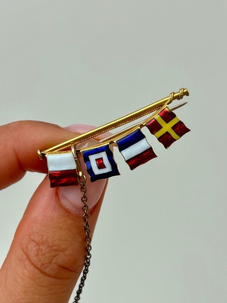 Collectors- 18ct Gold Enamel Multi Flag Brooch - Benzie Cowes: Collectors- 18ct Gold Enamel Multi Flag Brooch - Benzie Cowes wonderful and charming flag measurements length 40mm width 13mm weight 6.30g stamped 18ct 
