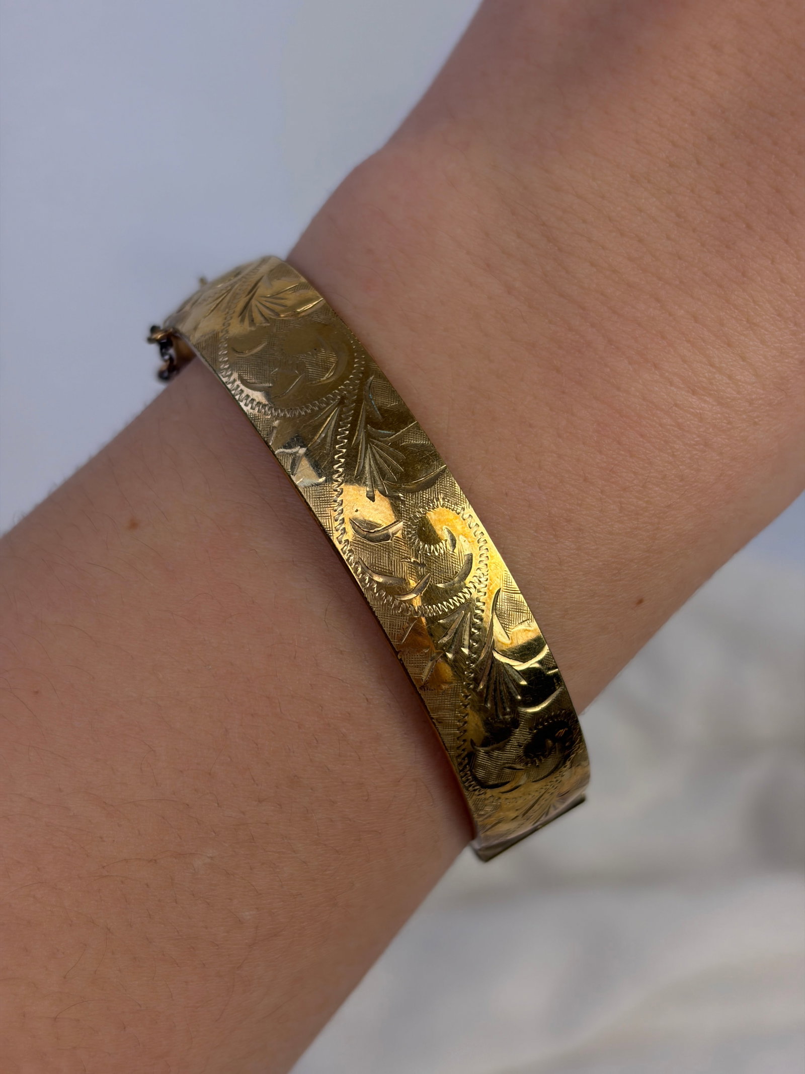 VINTAGE 9CT ROLLED GOLD SWIRL DESIGN BANGLE BRACELET - 7