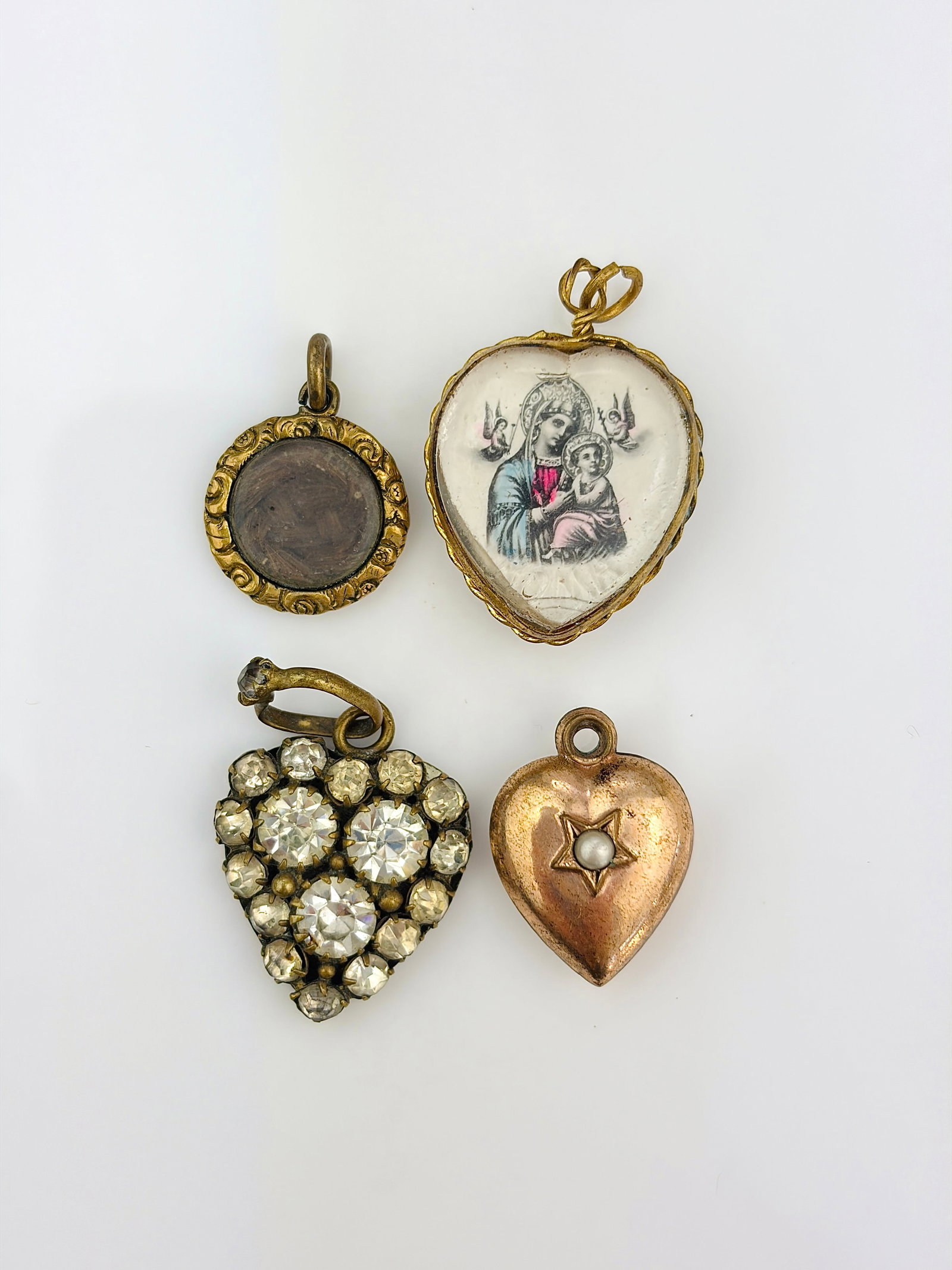 MIXED LOT OF ANTIQUE JEWELLERY / PASTE HEART ETC: MIXED LOT OF ANTIQUE JEWELLERY / PASTE HEART ETC Combined weight 9.36g