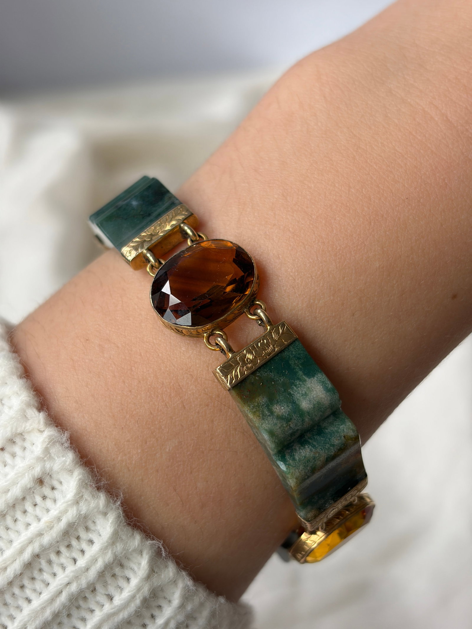 ANTIQUE SCOTTISH 9CT YELLOW GOLD CITRINE AND CARVED AGATE CHUNKY BRACELET - 8