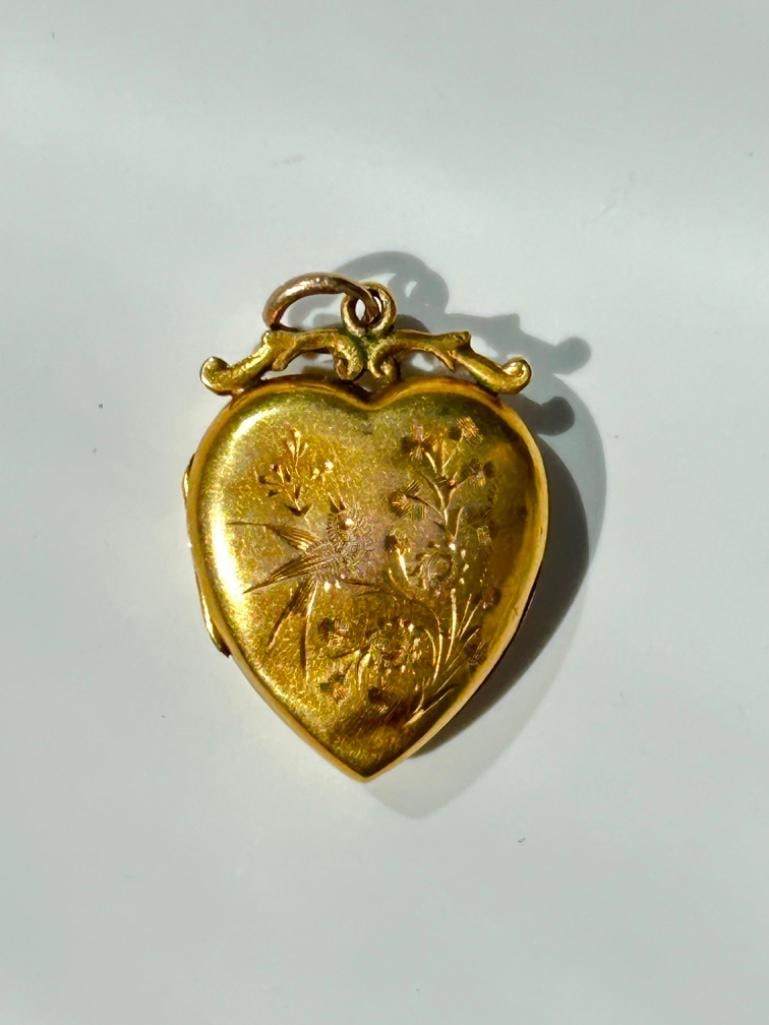 Antique 9ct Gold Engraved Heart Locket: Antique 9ct Gold Engraved Heart Locket sweetest and most open heart locket measurements size 27mm x 20mm weight 2.91g stamped 9ct gold materials 9ct