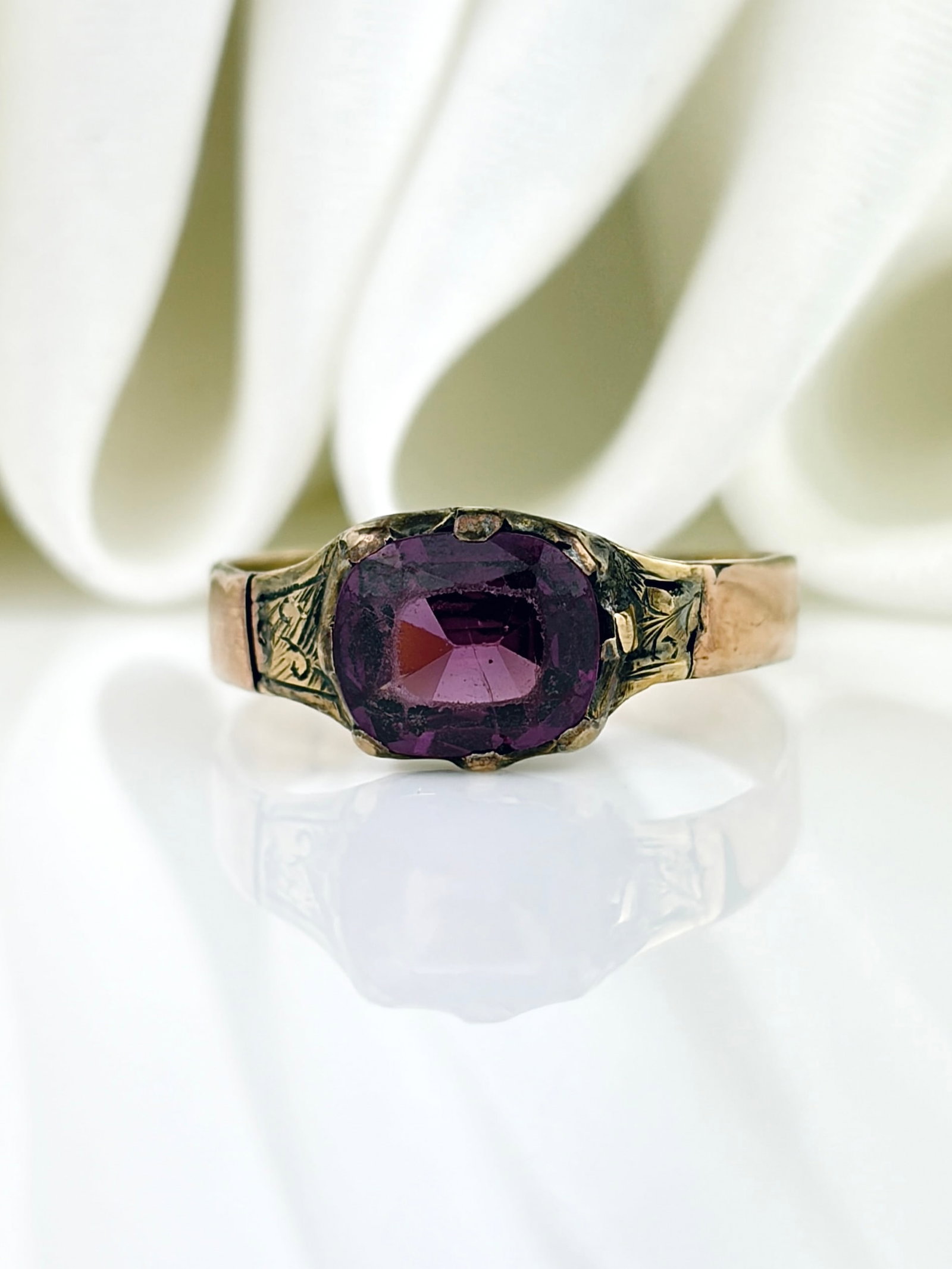 ANTIQUE ALMANDINE GARNET SOLITAIRE RING IN GOLD (1 of 9)