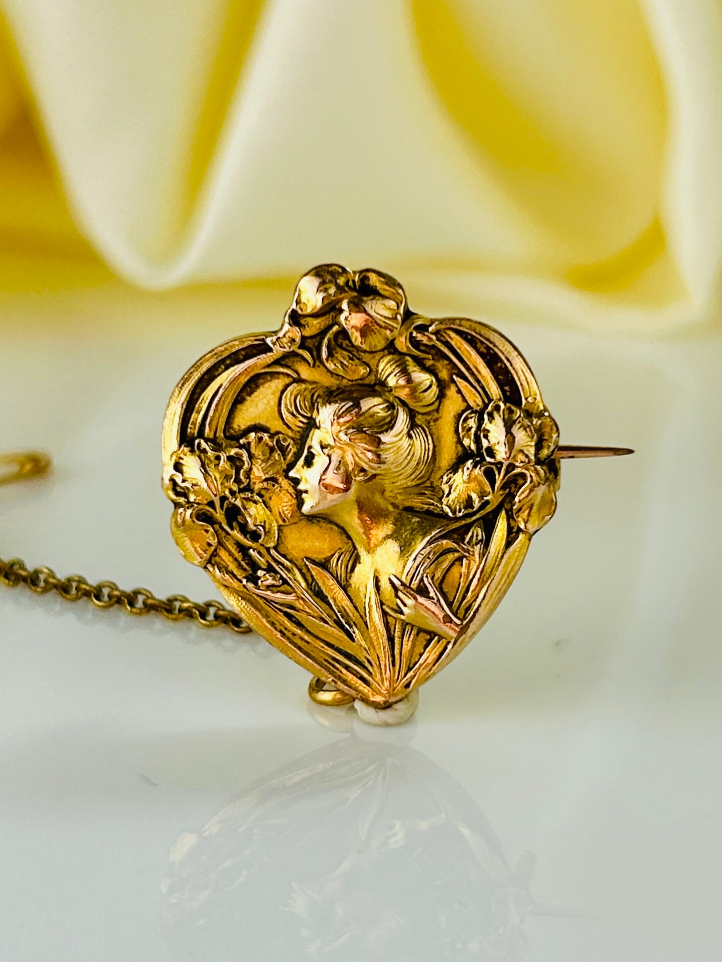 French Art Nouveau Heart Ornate Lady Brooch: French Art Nouveau Heart Ornate Lady Brooch Weight: 2.88g Size: 23x21mm Materials: Not gold Hallmarks: None present Condition: The overall condition is very good Office use: UCZ
