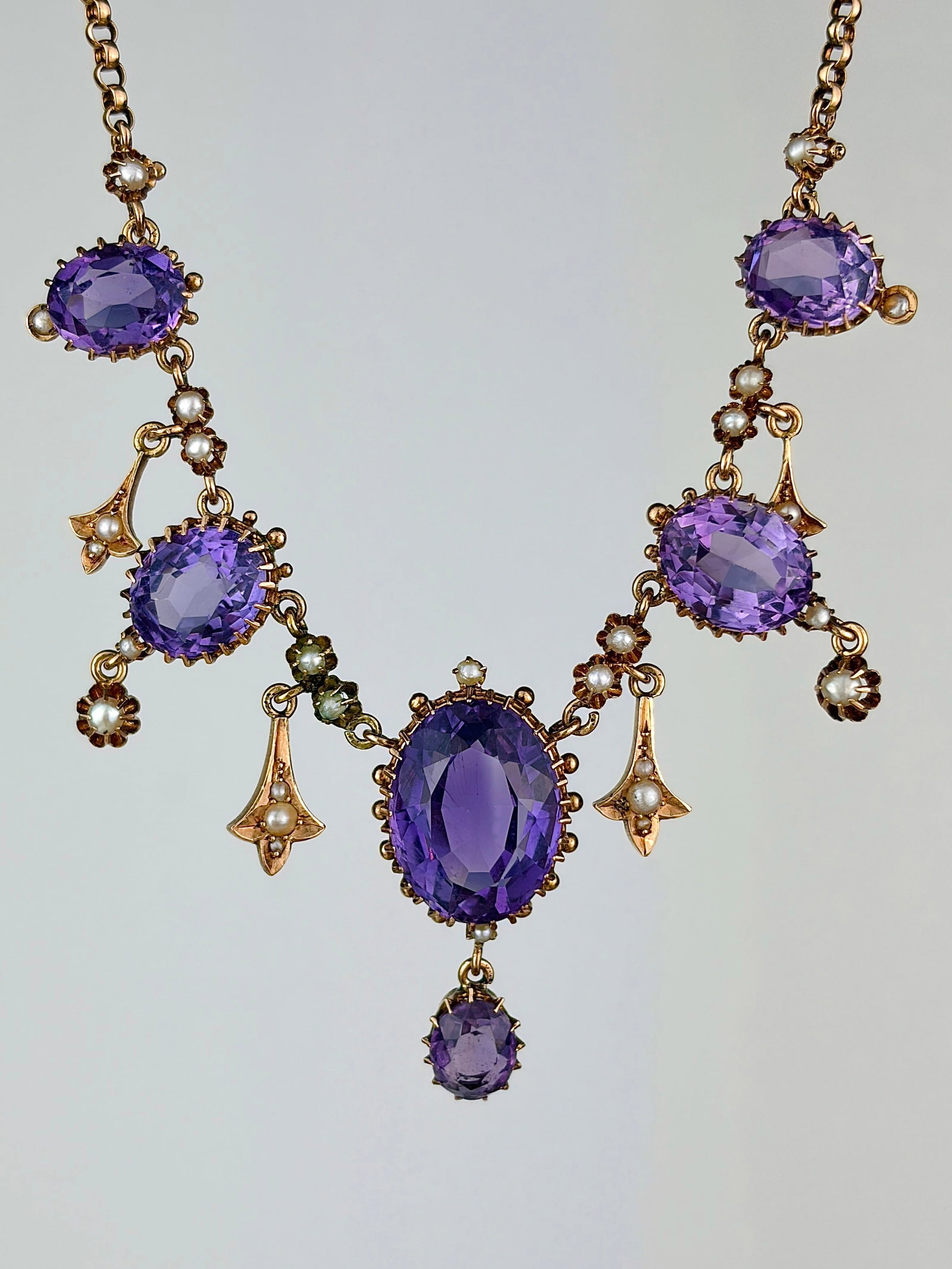 ANTIQUE 14CT YELLOW GOLD AMETHYST AND PEARL FRINGE NECKLACE: ANTIQUE 14CT YELLOW GOLD AMETHYST AND PEARL FRINGE NECKLACE A truly amazing antique amethyst riviere necklace with a barrel clasp and a safety chain! Weight: 15.91g Size: Length 40.5cm, drop