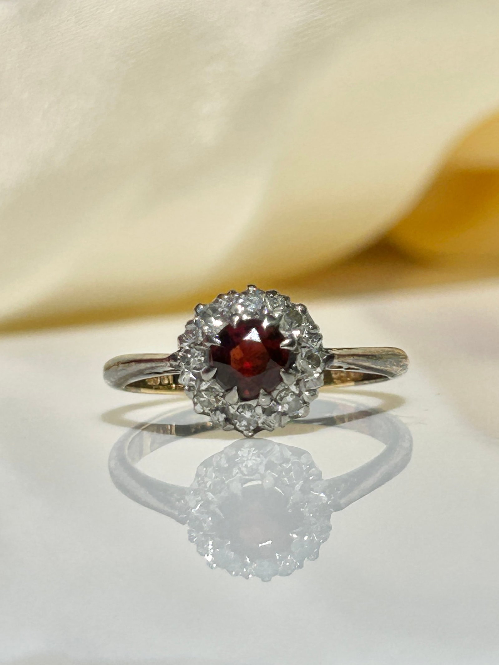 Wonderful 18ct Yellow Gold And Platinum Garnet And Diamond Ring: Wonderful 18ct Yellow Gold And Platinum Garnet And Diamond Ring Wonderful Cluster Style ring Weight 2.8g Ring size UK L / USA 6 ring measures 10mm across DDZ 