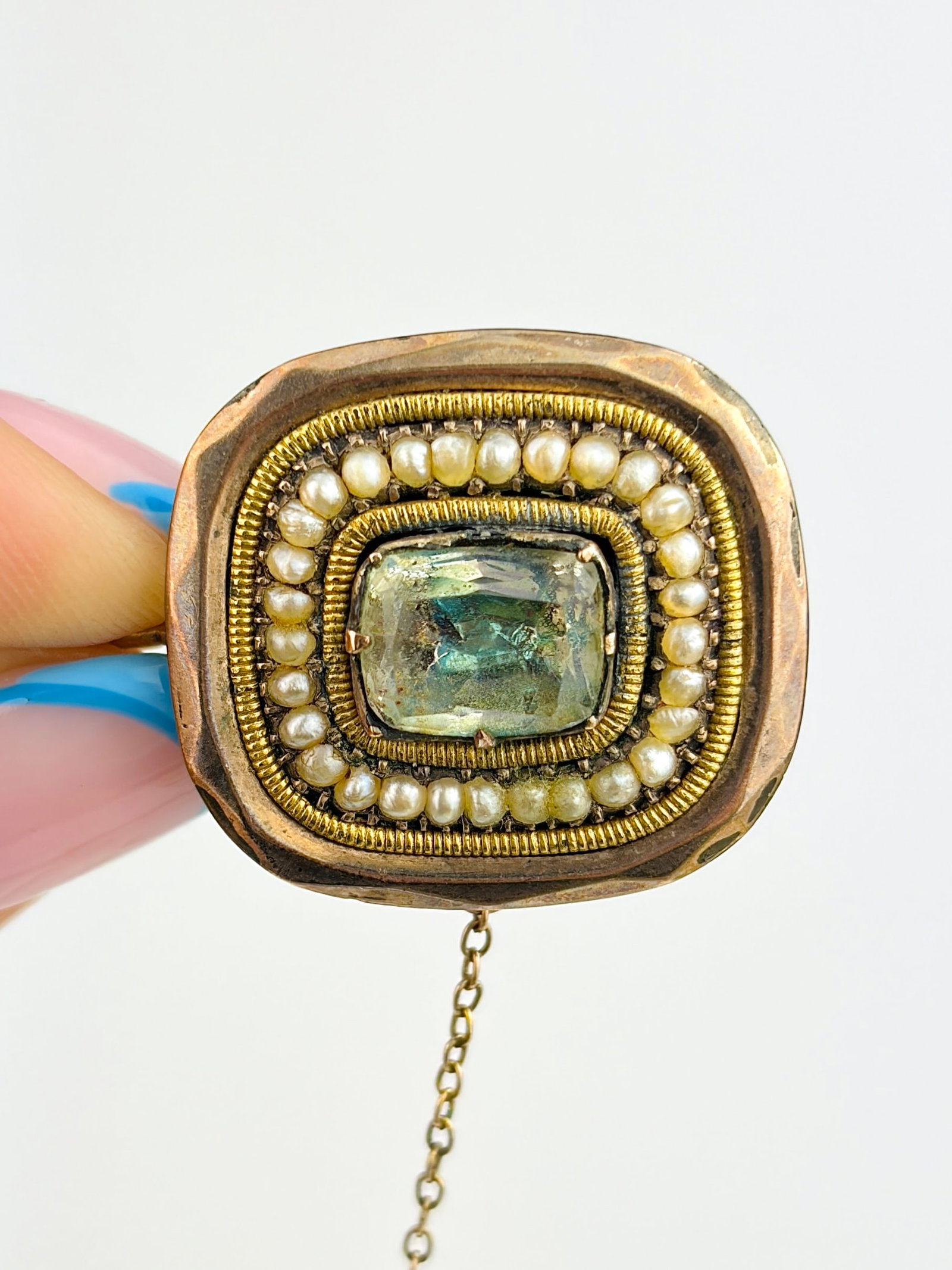 ANTIQUE C1830 FOILED STONE AND PEARL BROOCH IN GOLD: ANTIQUE C1830 FOILED STONE AND PEARL BROOCH IN GOLD A truly beautiful brooch!