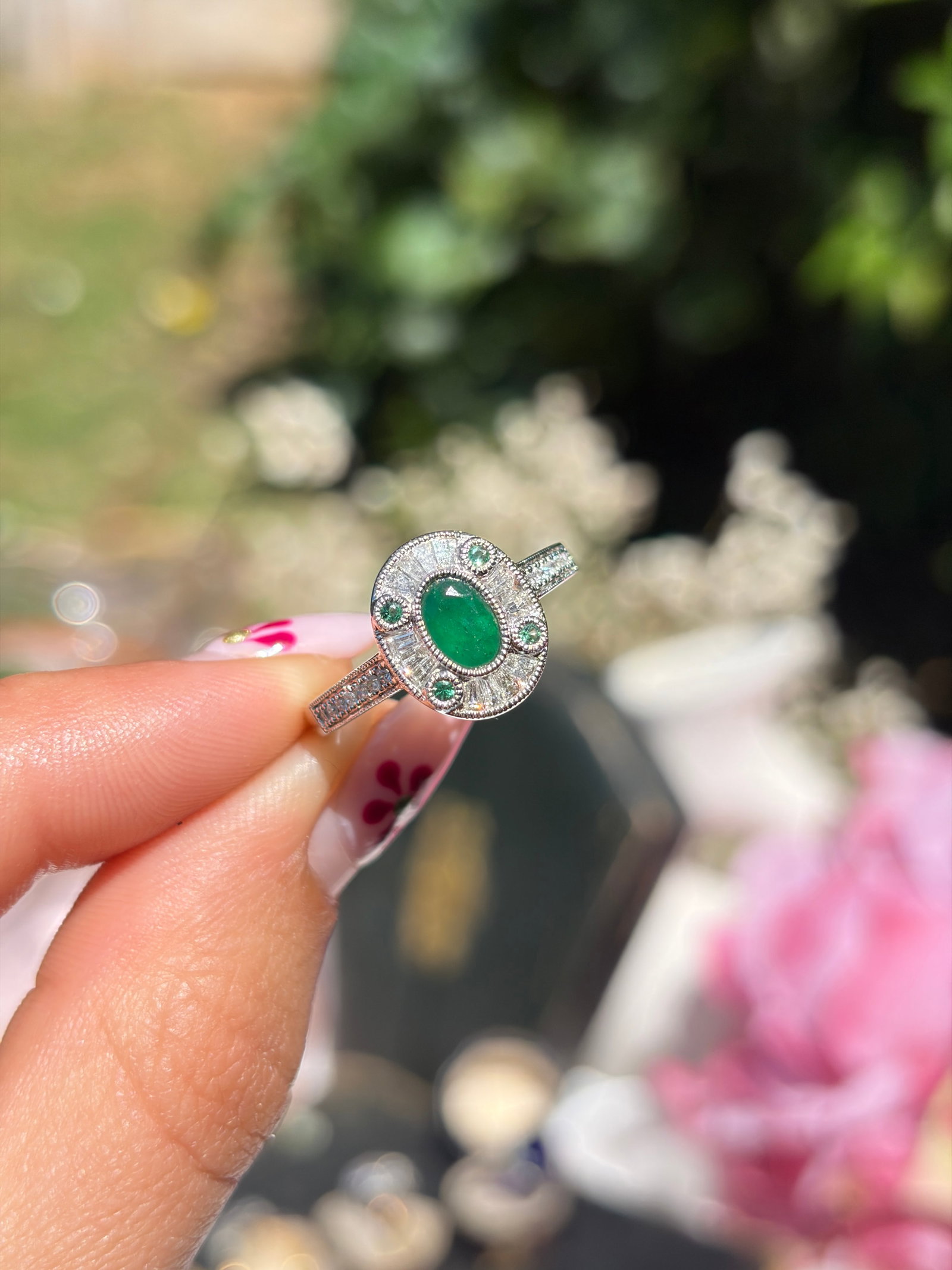 WONDERFUL 18CT WHITE GOLD EMERALD AND DIAMOND TARGET DESIGN RING - 10