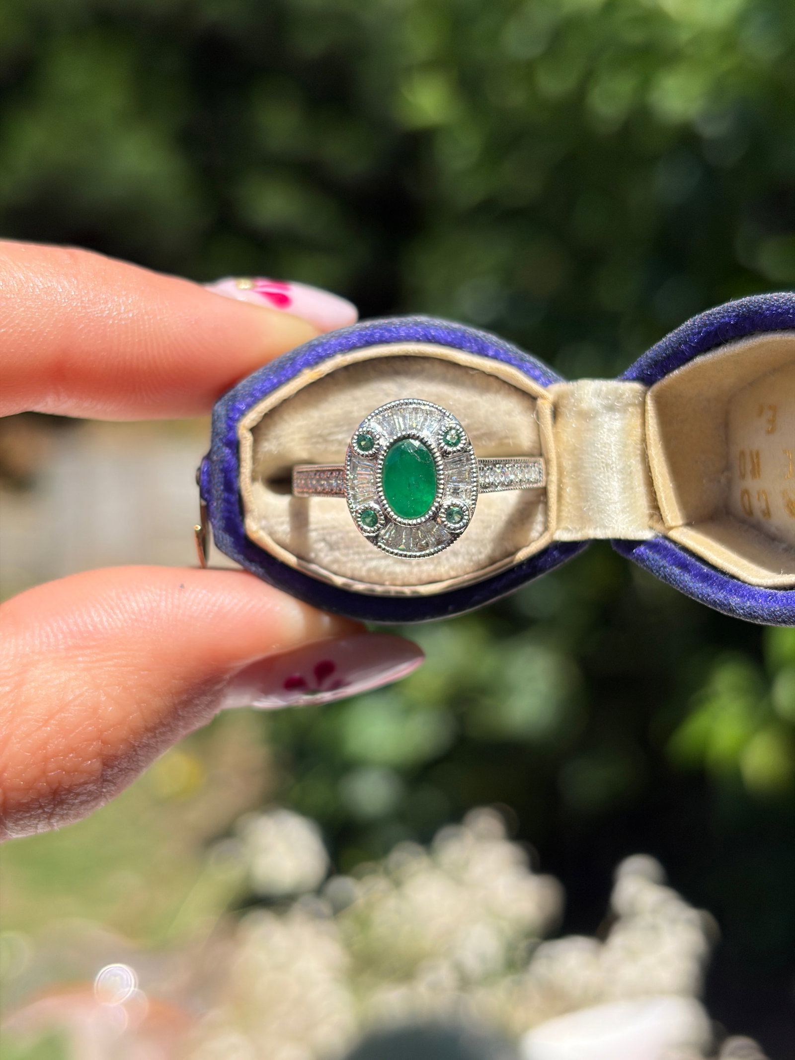 WONDERFUL 18CT WHITE GOLD EMERALD AND DIAMOND TARGET DESIGN RING - 11