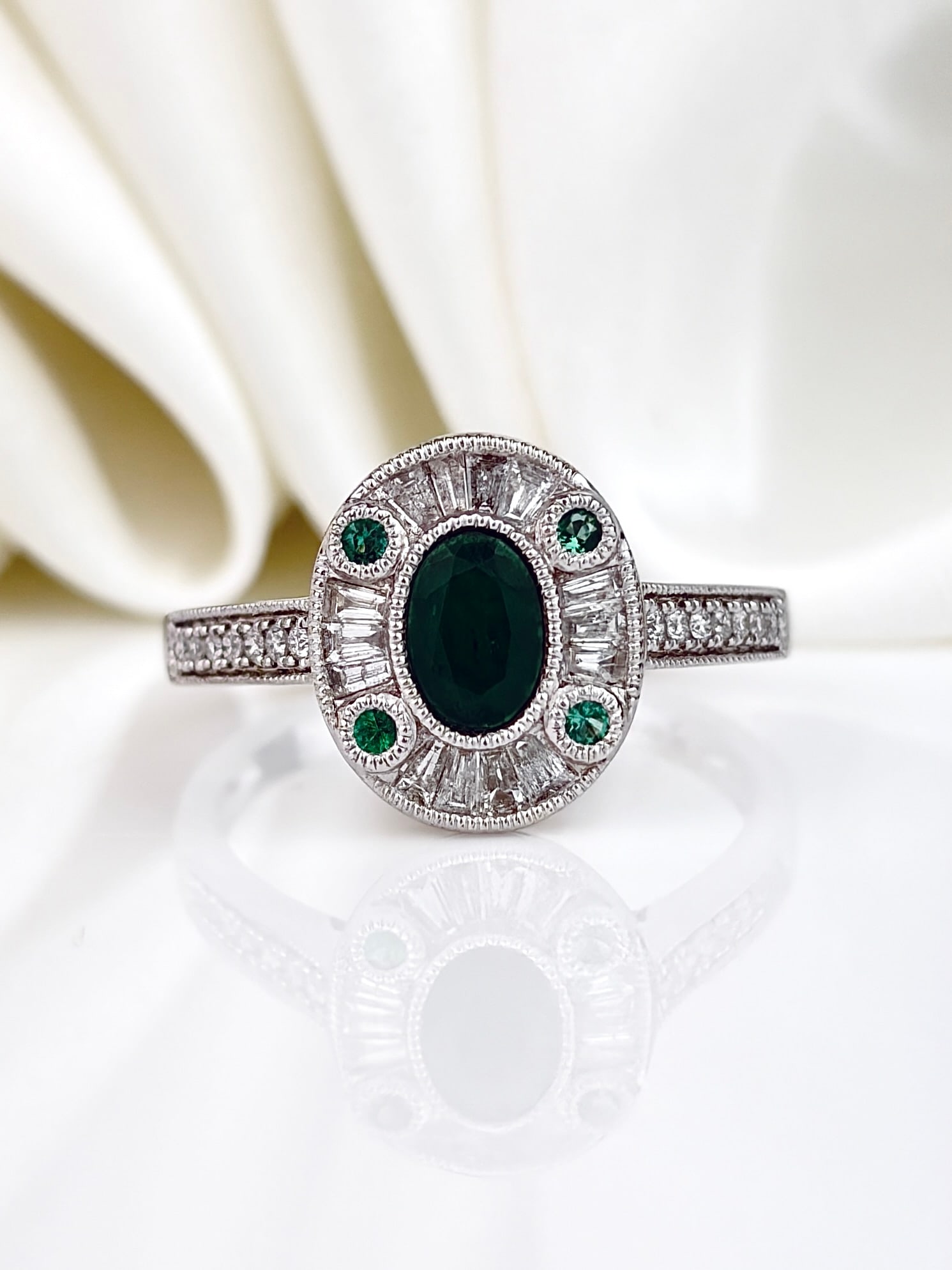 WONDERFUL 18CT WHITE GOLD EMERALD AND DIAMOND TARGET DESIGN RING: WONDERFUL 18CT WHITE GOLD EMERALD AND DIAMOND TARGET DESIGN RING Such an amazing ring!