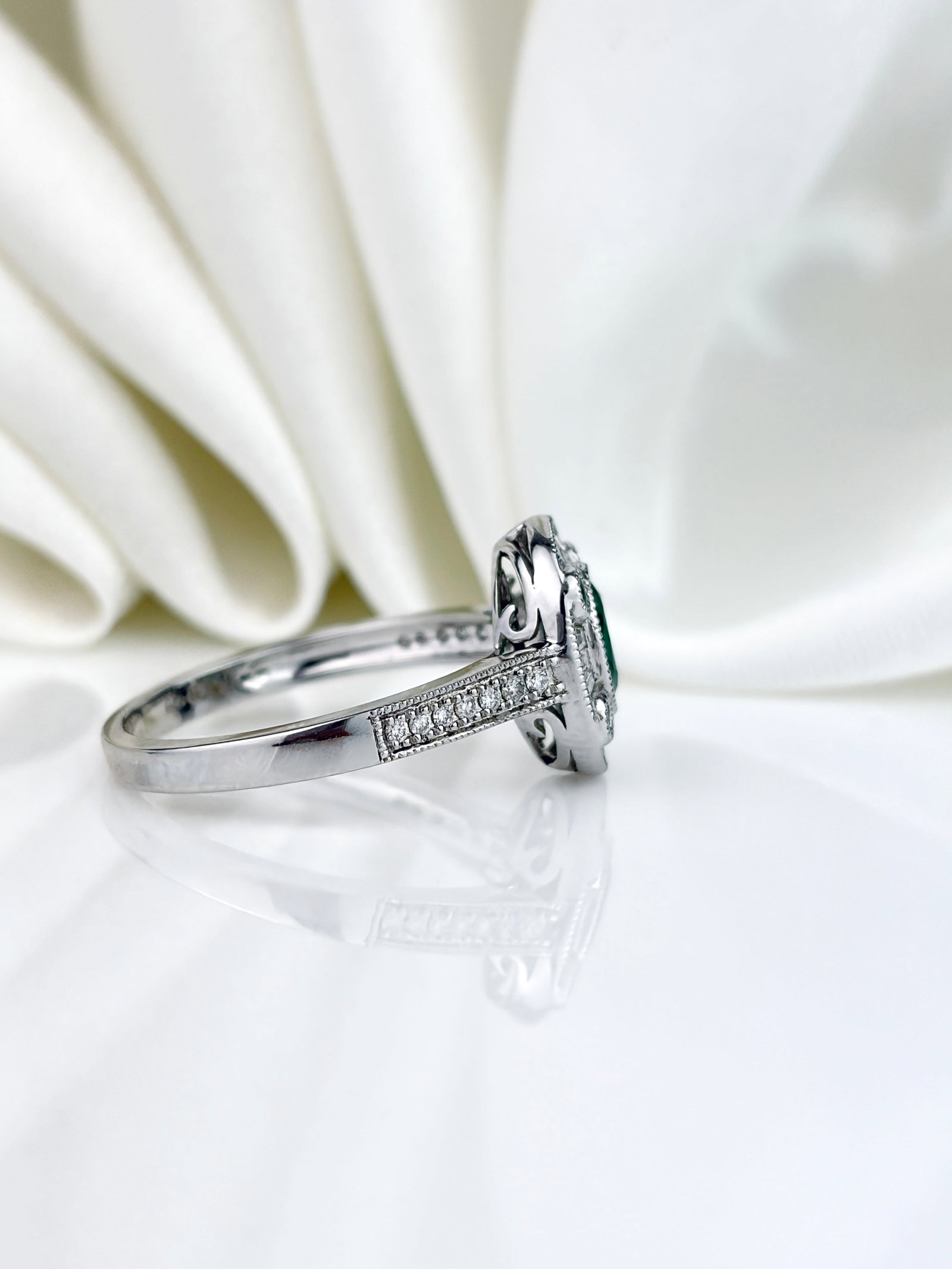 WONDERFUL 18CT WHITE GOLD EMERALD AND DIAMOND TARGET DESIGN RING - 4