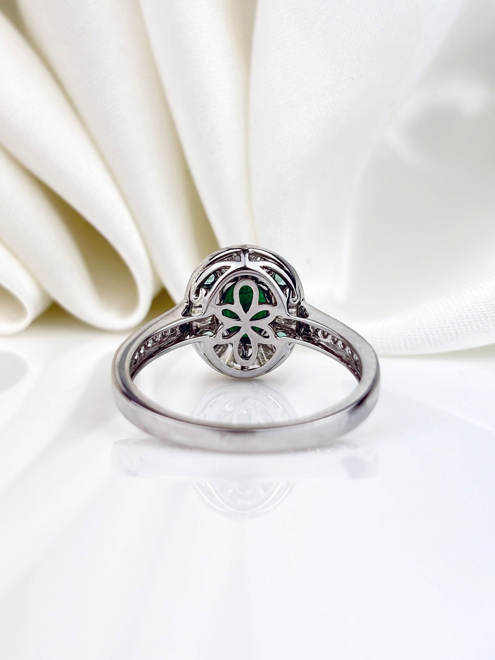 WONDERFUL 18CT WHITE GOLD EMERALD AND DIAMOND TARGET DESIGN RING - 5