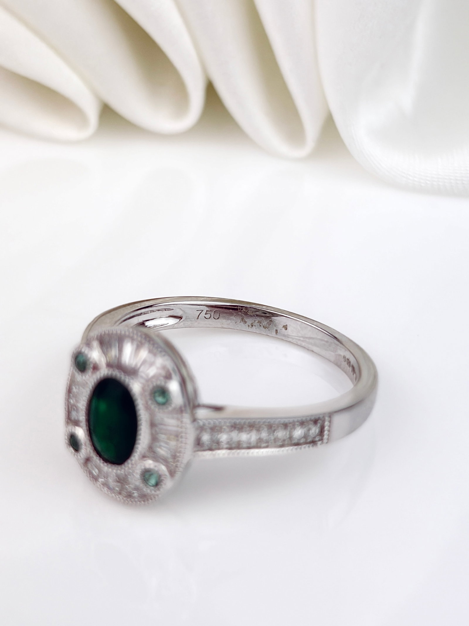 WONDERFUL 18CT WHITE GOLD EMERALD AND DIAMOND TARGET DESIGN RING - 6