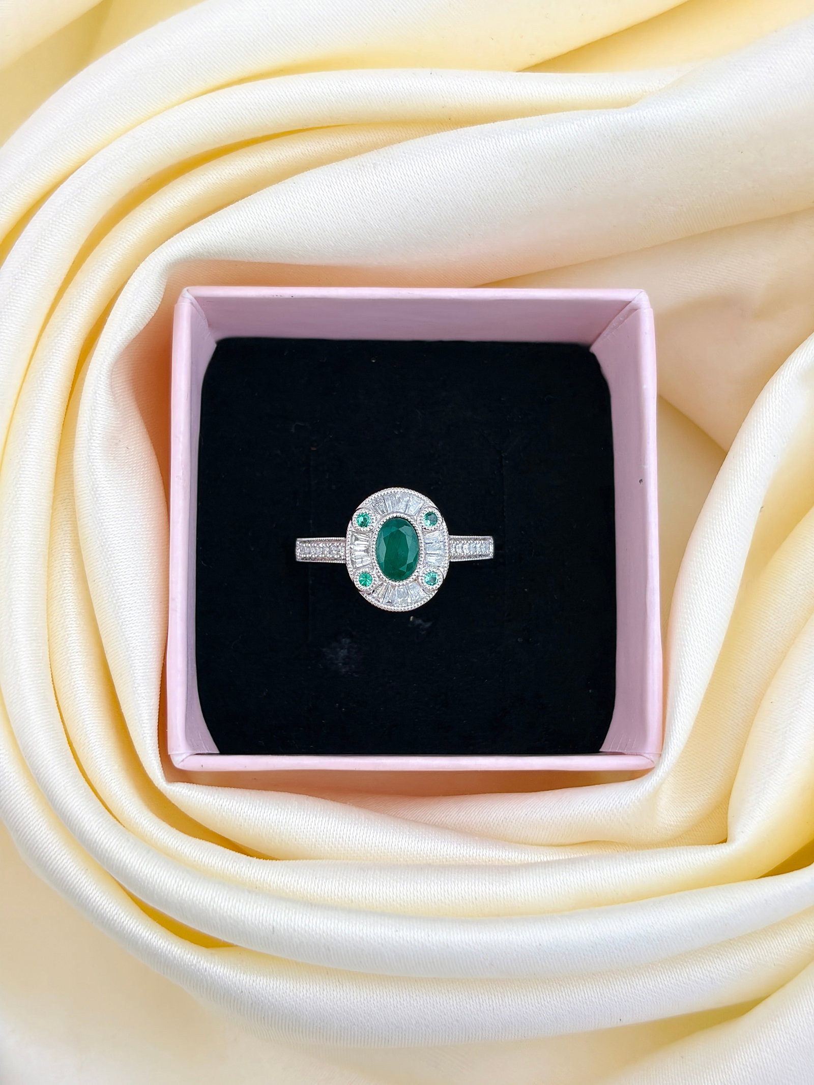 WONDERFUL 18CT WHITE GOLD EMERALD AND DIAMOND TARGET DESIGN RING - 9