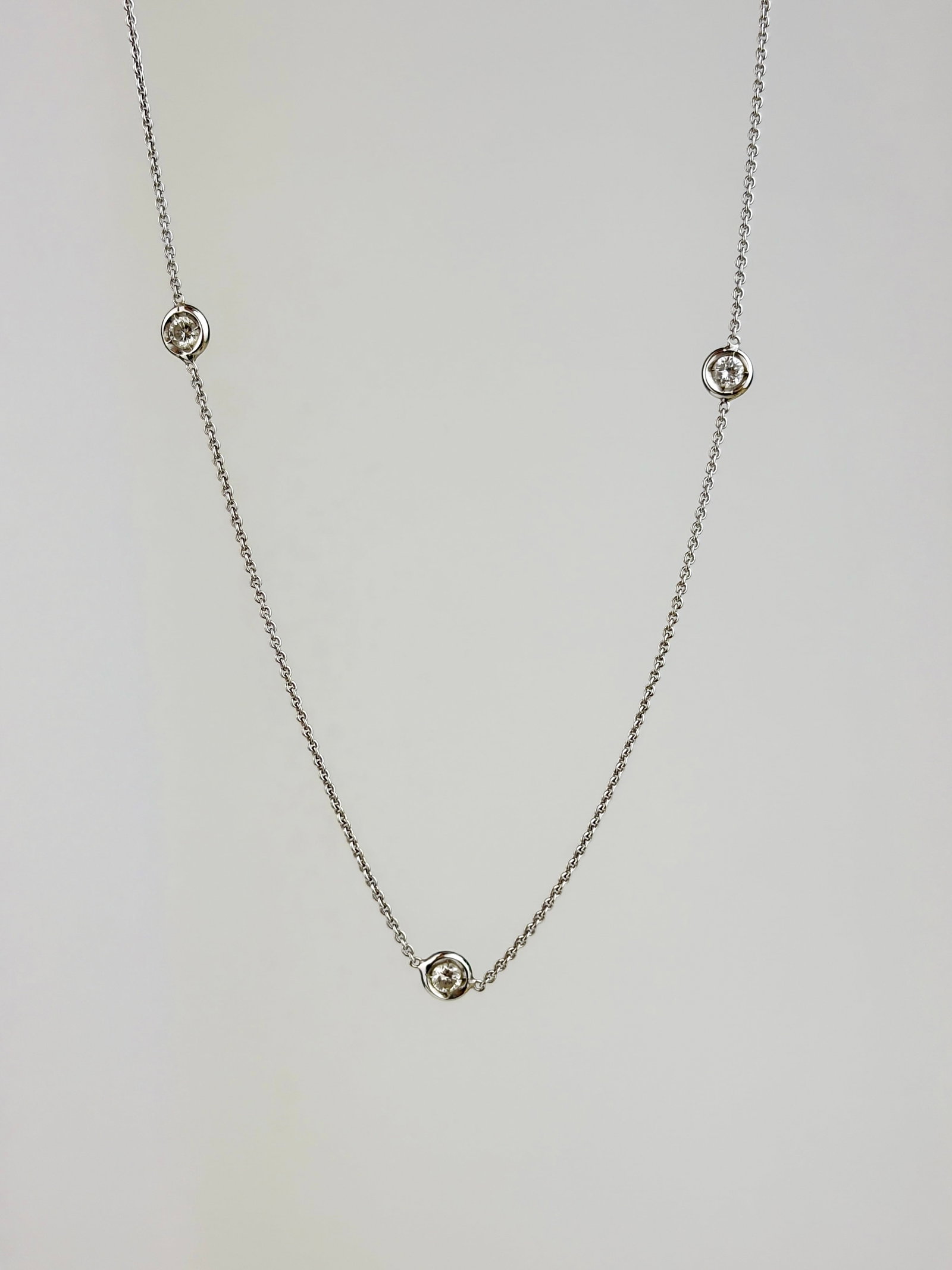 SWEET 18CT WHITE GOLD DIAMOND SPACED CHAIN NECKLACE: SWEET 18CT WHITE GOLD DIAMOND SPACED CHAIN NECKLACE Gorgeous 18ct white gold chain that features three spaced out diamonds!