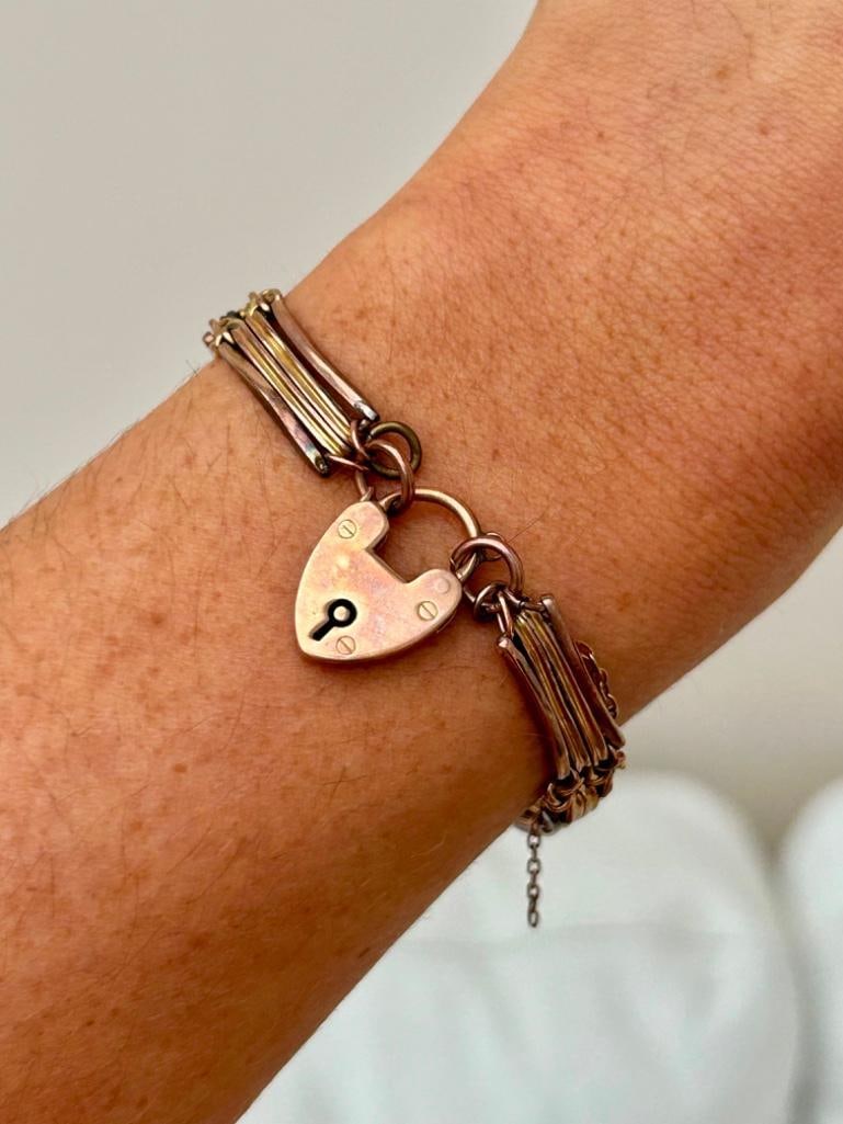 Boxed 9ct Gold Bracelet with Lovers Knot Detailing and a Heart Padlock: Boxed 9ct Gold Bracelet with Lovers Knot Detailing and a Heart Padlock wonderful and charming padlock bracelet measurements length 18cm width 8mm weight 11.55g