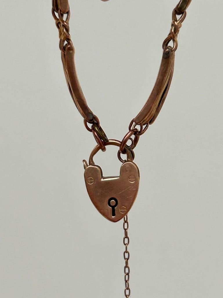 Boxed 9ct Gold Bracelet with Lovers Knot Detailing and a Heart Padlock - 6