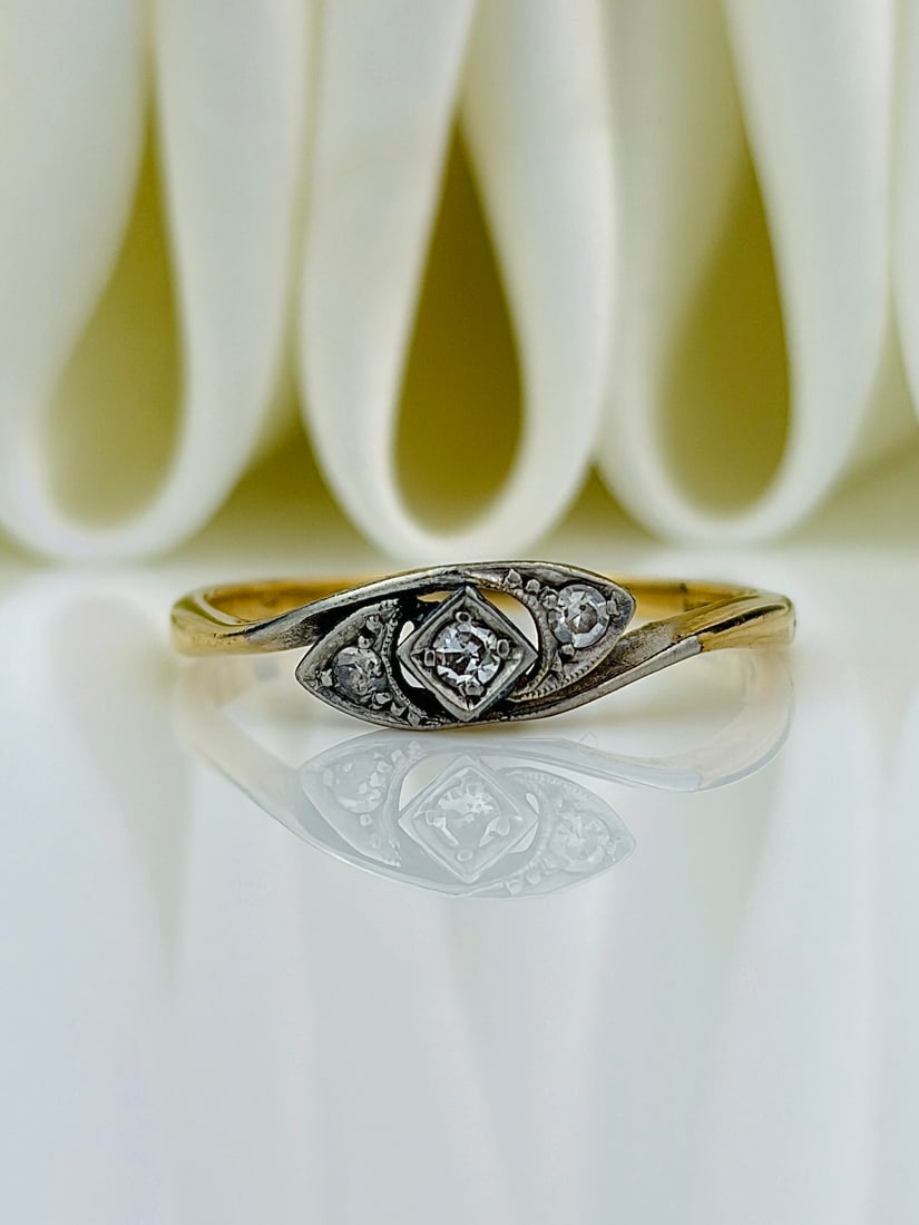 SWEET ANTIQUE ART DECO ERA 18CT YELLOW GOLD AND PLATINUM DIAMOND TWIST RING: SWEET ANTIQUE ART DECO ERA 18CT YELLOW GOLD AND PLATINUM DIAMOND TWIST RING Wonderful ring! Weight: 1.81g Size: UK N, US 7, Width 4mm, height off finger 2mm Materials: 18ct gold and