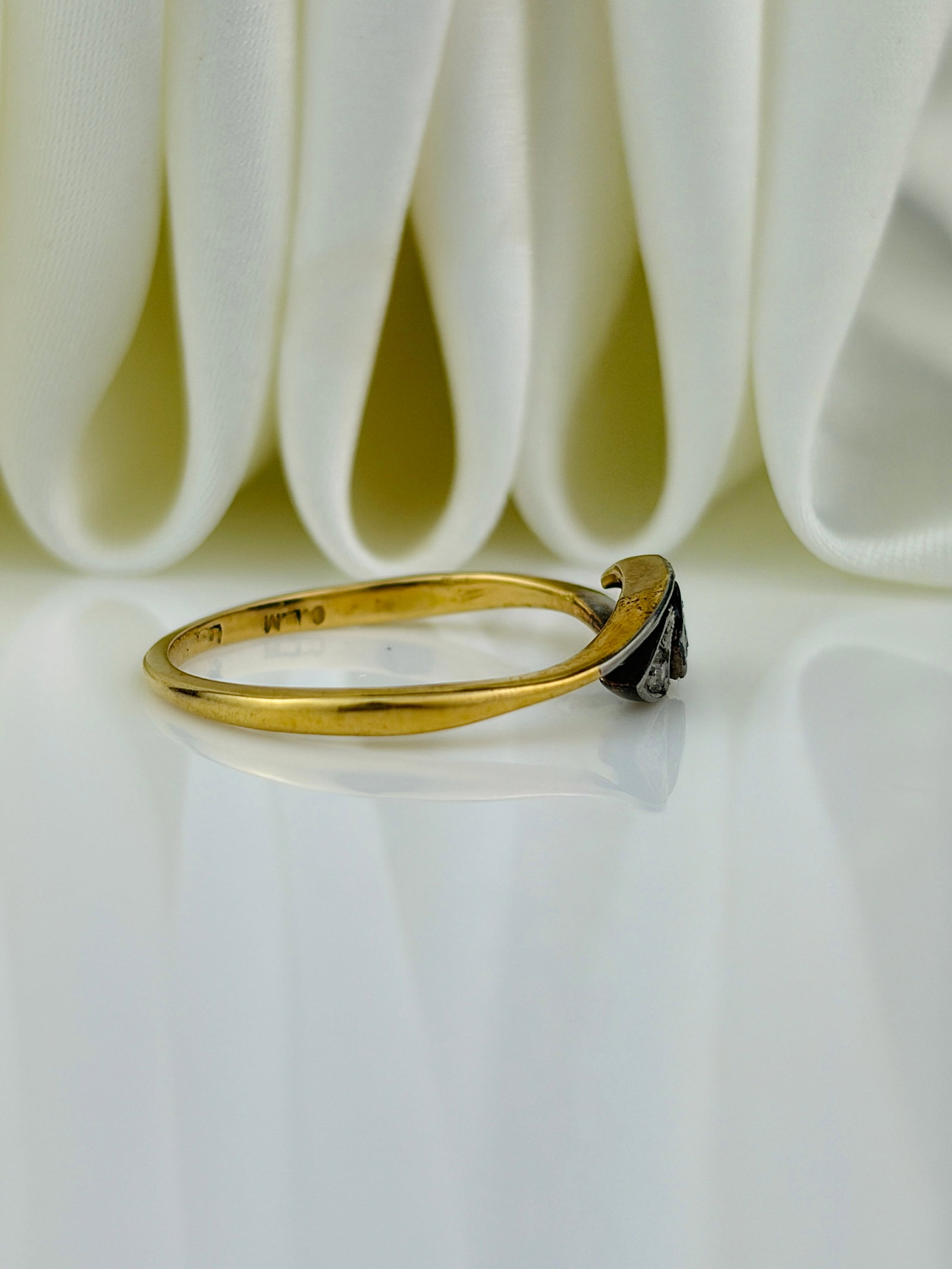SWEET ANTIQUE ART DECO ERA 18CT YELLOW GOLD AND PLATINUM DIAMOND TWIST RING - 2