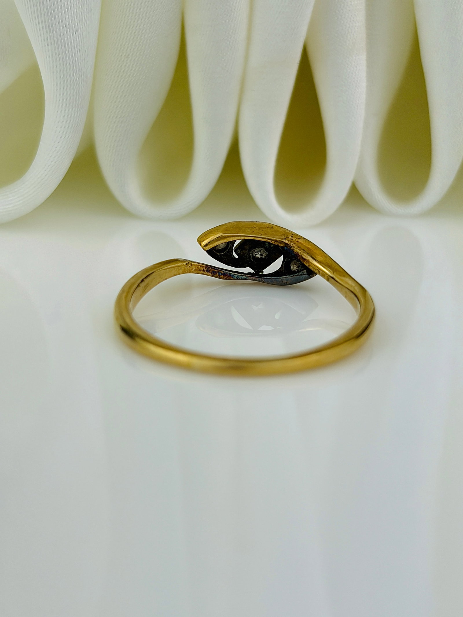 SWEET ANTIQUE ART DECO ERA 18CT YELLOW GOLD AND PLATINUM DIAMOND TWIST RING - 3