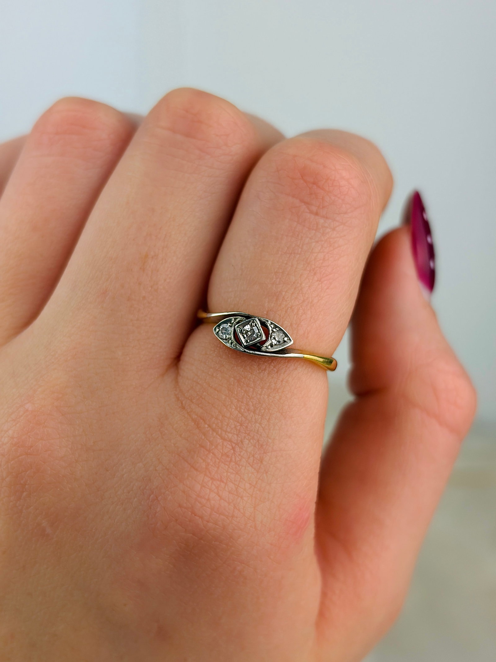 SWEET ANTIQUE ART DECO ERA 18CT YELLOW GOLD AND PLATINUM DIAMOND TWIST RING - 8