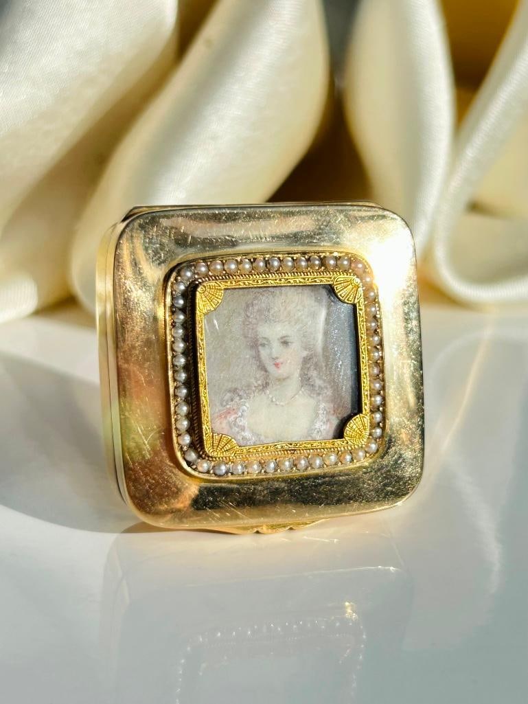 Rare Outstanding Heavy 15ct Yellow Gold Pearl Portrait Compact Box in Antique Box: Rare Outstanding Heavy 15ct Yellow Gold Pearl Portrait Compact Box in Antique Box the most precious detailed compact box, true delight measurements size 40mm x 38mm weight 37