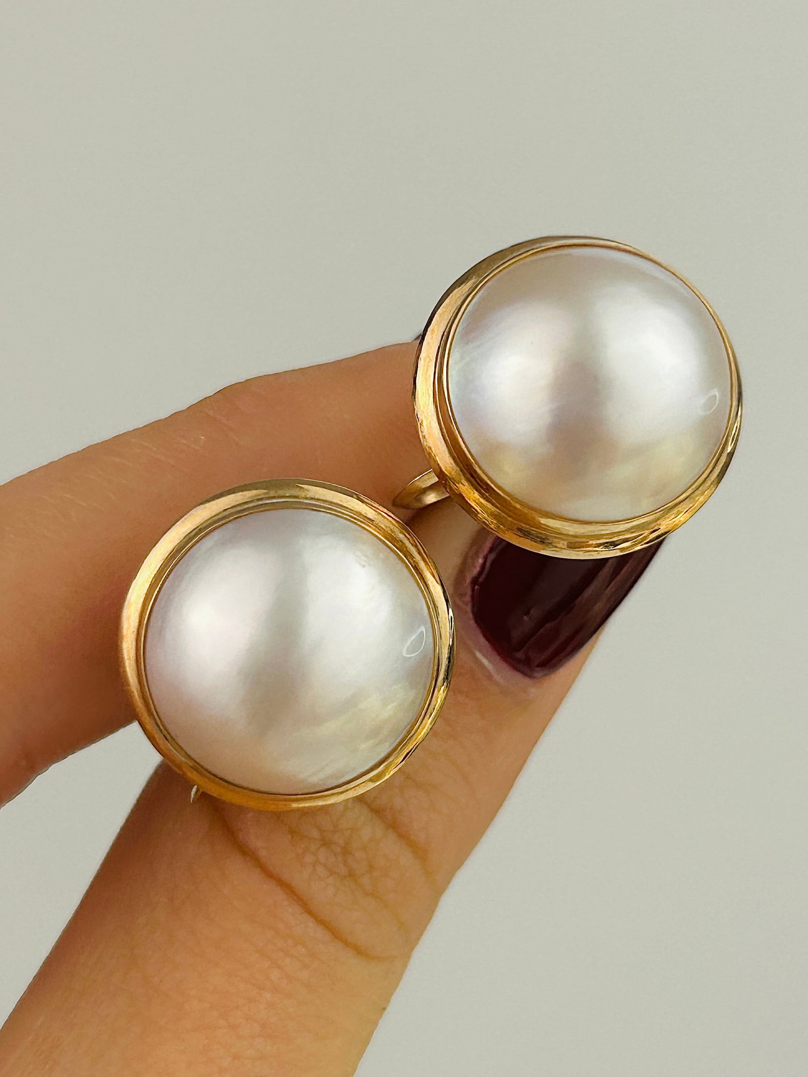 Large Vintage 14k Yellow Gold Pearl Screw Back Earrings: Large Vintage 14k Yellow Gold Pearl Screw Back Earrings Weight: 8.49g Size: 16x16mm, Depth 8.5mm Materials: 14k gold Hallmarks: stamped 14k Condition: The overall condition is very good Office