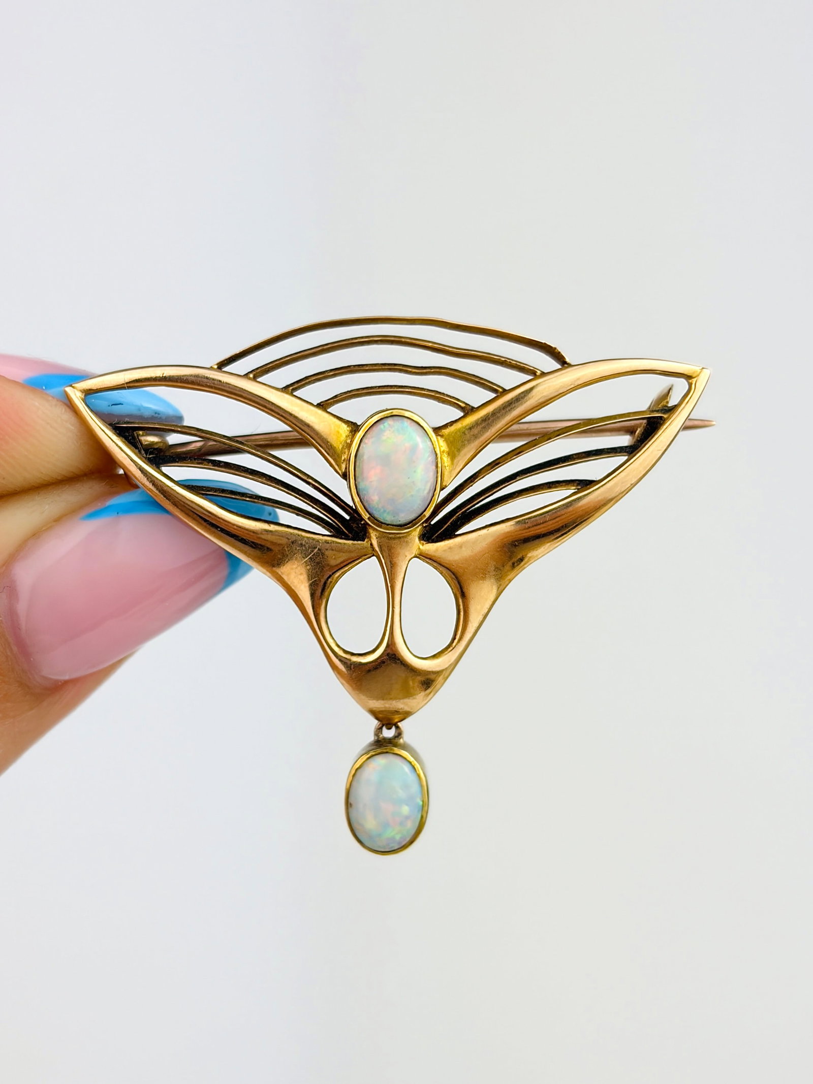 15CT YELLOW GOLD ART NOUVEAU OPAL BROOCH: 15CT YELLOW GOLD ART NOUVEAU OPAL BROOCH Stunning, intricately designed opal brooch! Weight: 4.48g Size: 32x37mm Materials: 15ct gold, opal Hallmarks: Stamped 15ct Condition: Very
