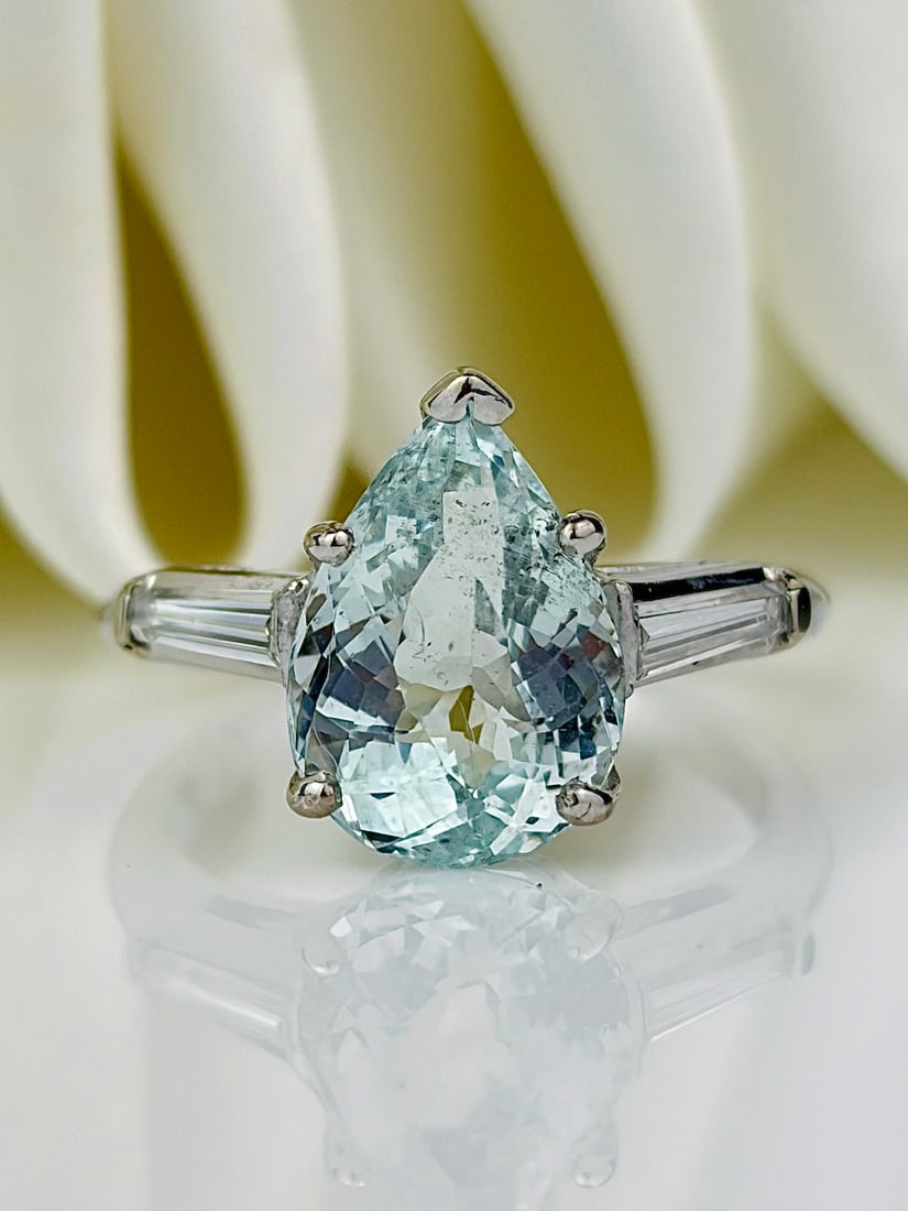 OUTSTANDING WHITE GOLD AQUAMARINE PEAR SHAPED RING WITH DIAMOND SHOULDERS: OUTSTANDING WHITE GOLD AQUAMARINE PEAR SHAPED RING WITH DIAMOND SHOULDERS Absolutely gorgeous ring! Weight: 4.03g Size: UK J, US 5.25, Face of ring 11x7mm, height off finger 7.5mm Materials: