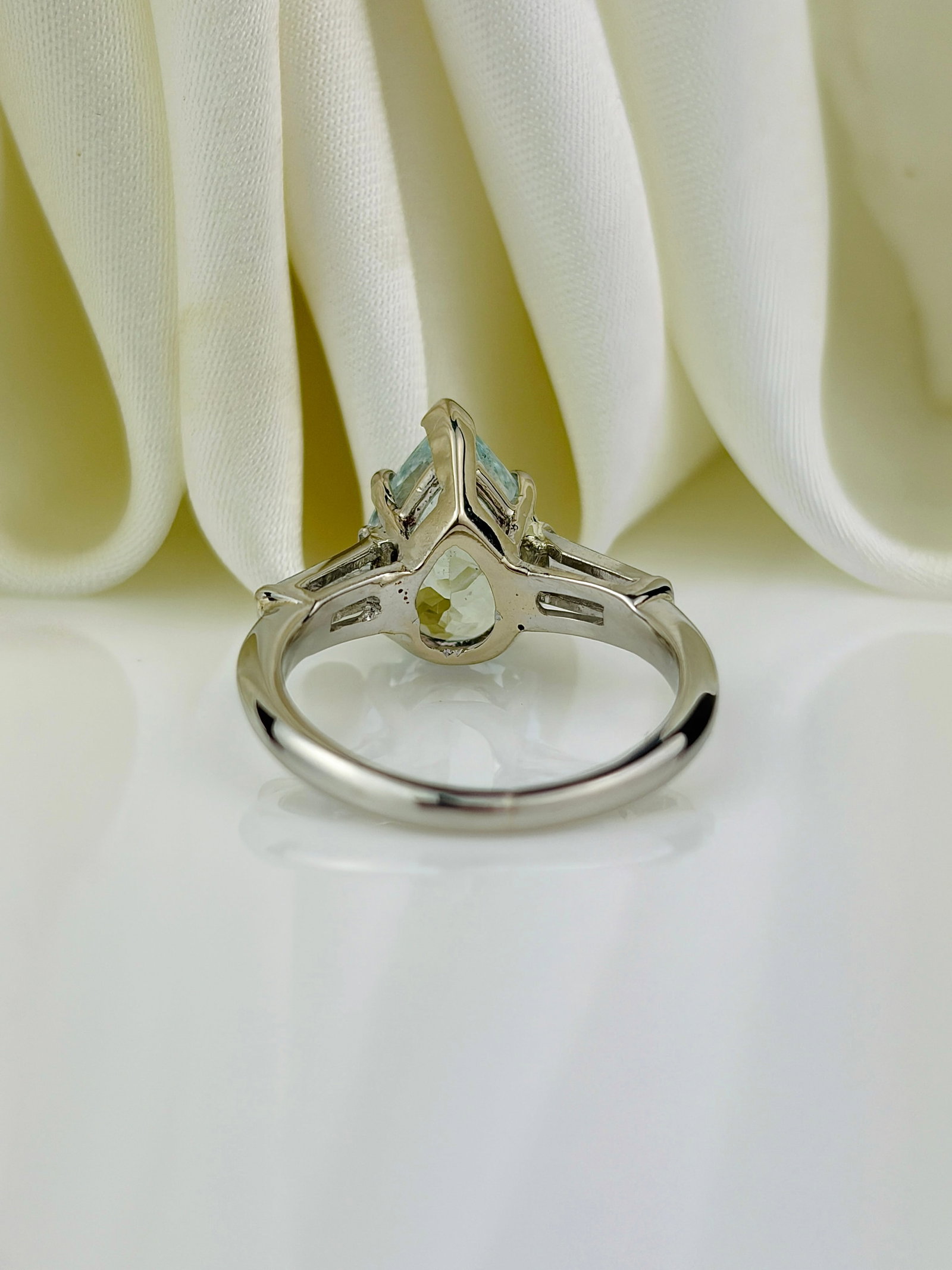 OUTSTANDING WHITE GOLD AQUAMARINE PEAR SHAPED RING WITH DIAMOND SHOULDERS - 3