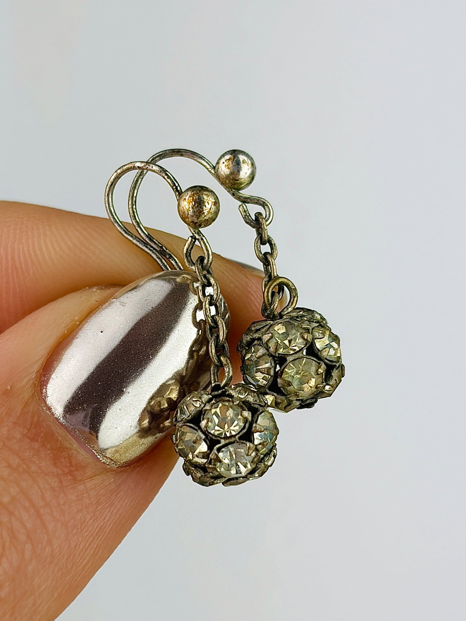 Paste Ball Earrings: Paste Ball Earrings Weight: 1.81g Size: 25x7mm Condition: The overall condition is very good Office Use:/ The item will be sent in a gift box. 