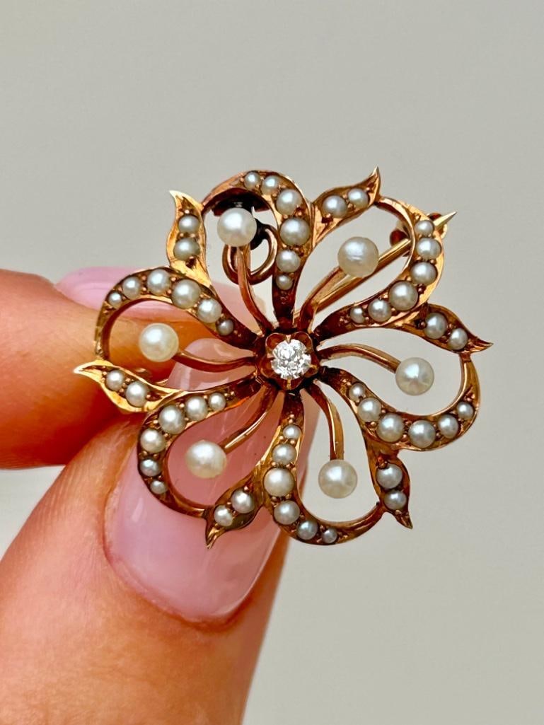 Antique Gold Pearl and Diamond Flower Pendant / Brooch: Antique Gold Pearl and Diamond Flower Pendant / Brooch the sweetest and most beautiful diamond pearl flower measurements size 25mm x 25mm weight 3.44g materials&nbs