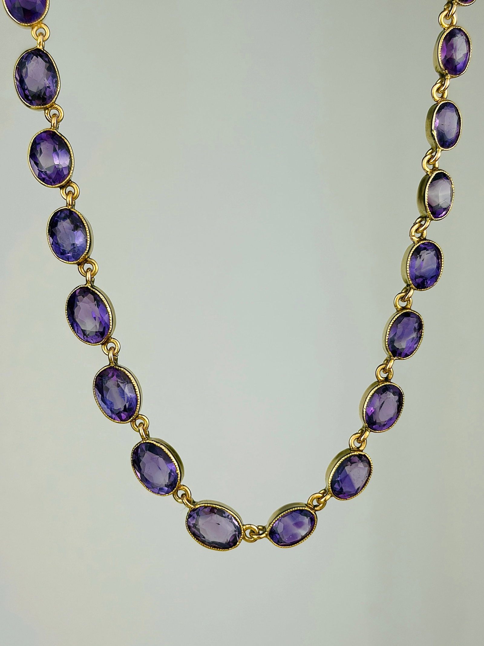 ANTIQUE AMETHYST 9CT YELLOW GOLD NECKLACE: ANTIQUE AMETHYST 9CT YELLOW GOLD NECKLACE Beautiful necklace!