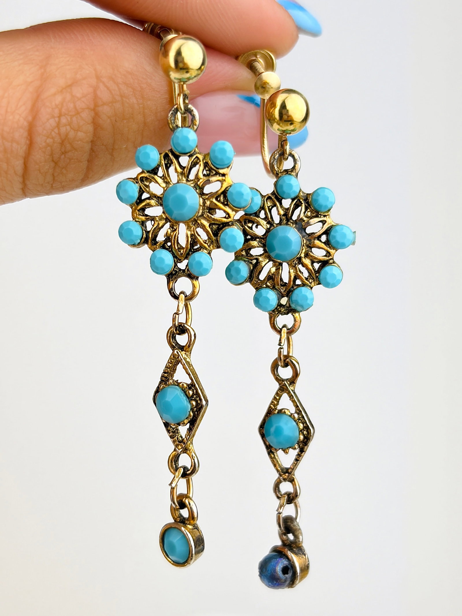 LOVELY TURQUOISE DROP EARRINGS GOLD SCREW BACKS: LOVELY TURQUOISE DROP EARRINGS GOLD SCREW BACKS Really pretty design! The screw backs are gold, but the rest is not. The bottom turquoise on one of the earrings has been replaced by a bead. Sold as